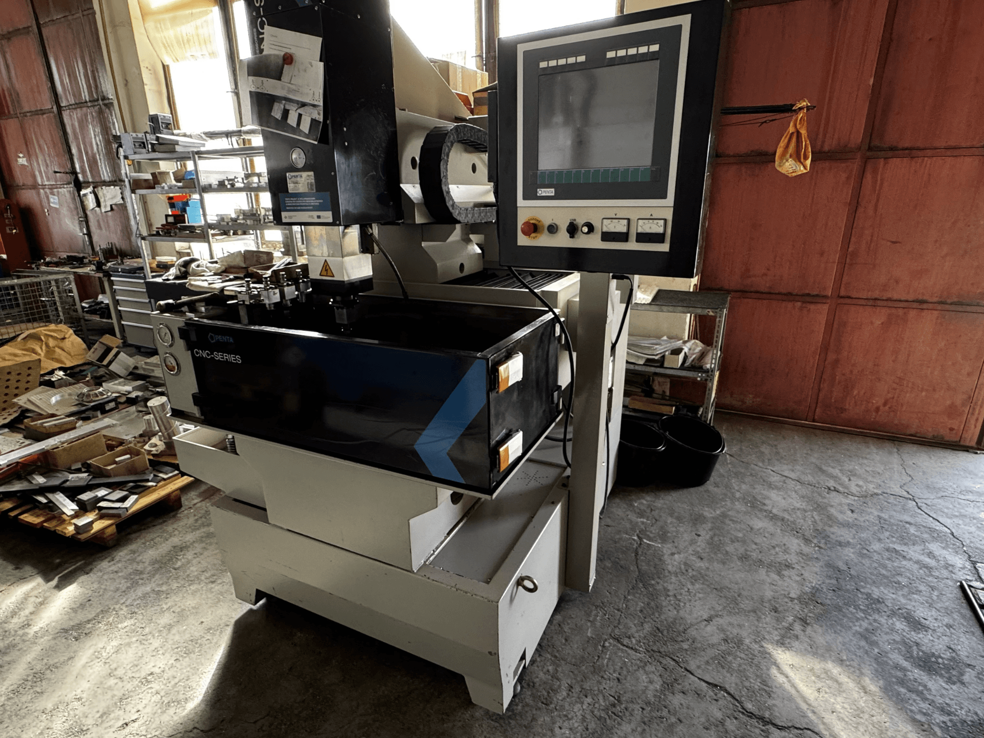PENTA 433GS CNC-maskin för försänkning och EDM, vy framifrån. Visar kontrollpanel, elektrodhållare och arbetsbord i metall.