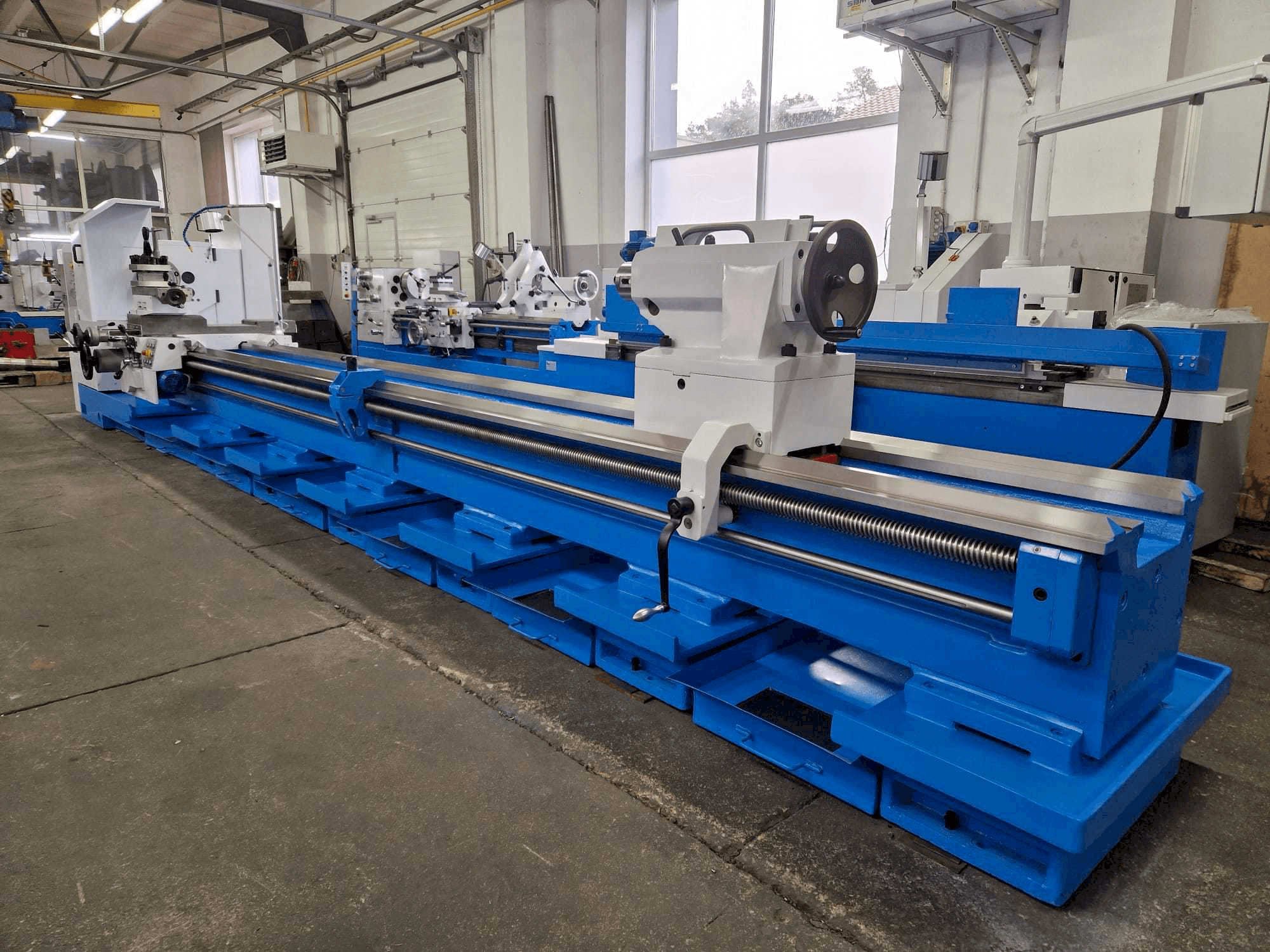 Poreba TPK 90 x 6000-maskinen framifrån