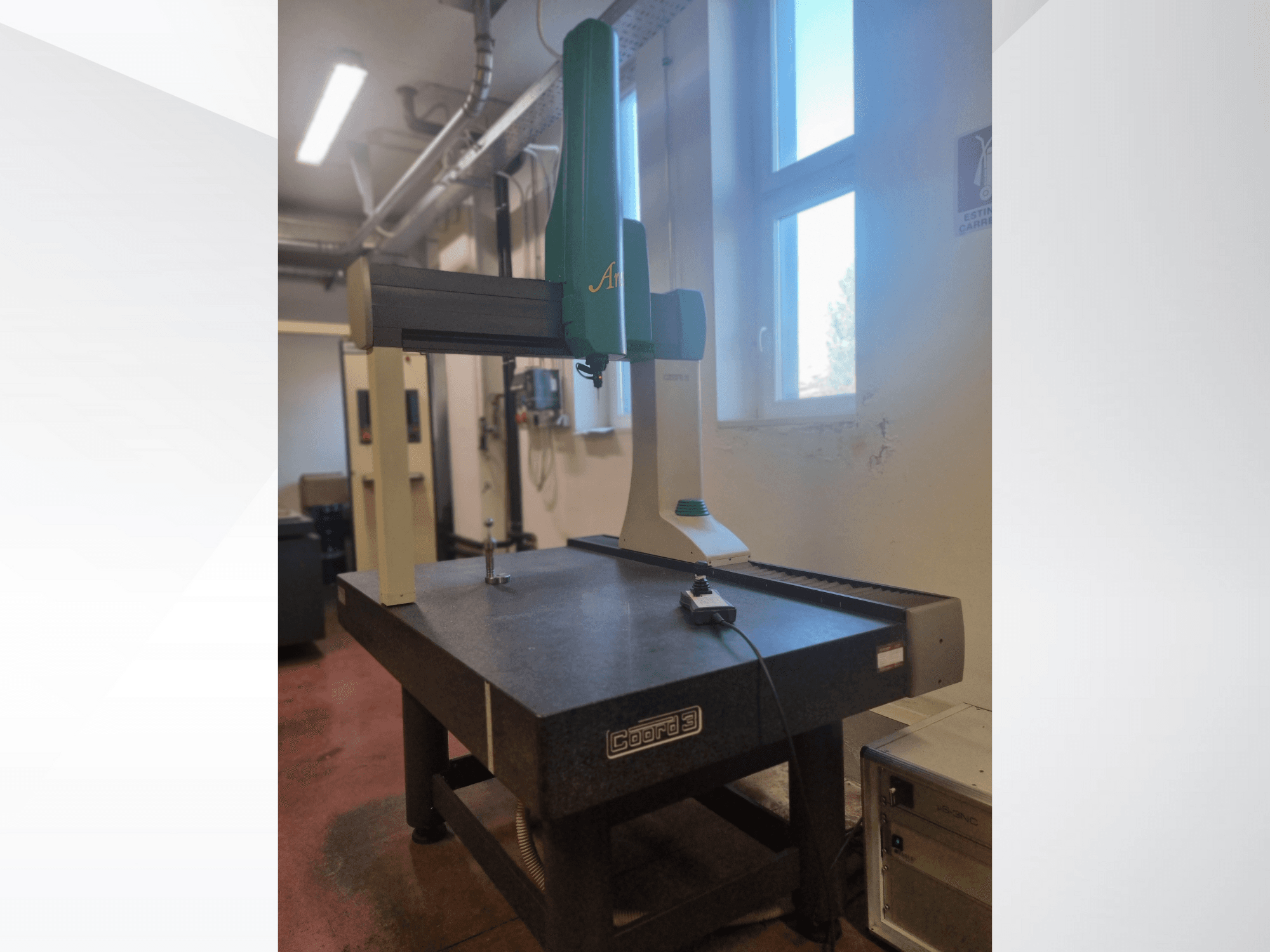 GOM Atos 3D-skanner framifrån på ett mätbord av granit, med synlig kabel och styrenhet.