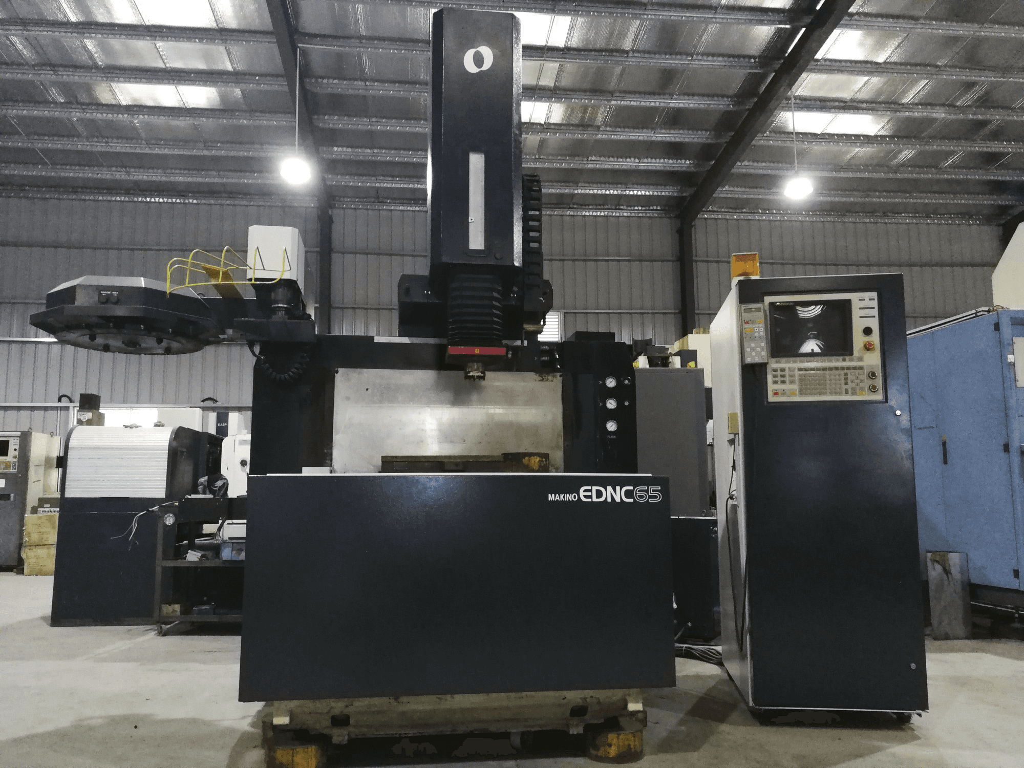 Makino-maskinen framifrånEDNC65