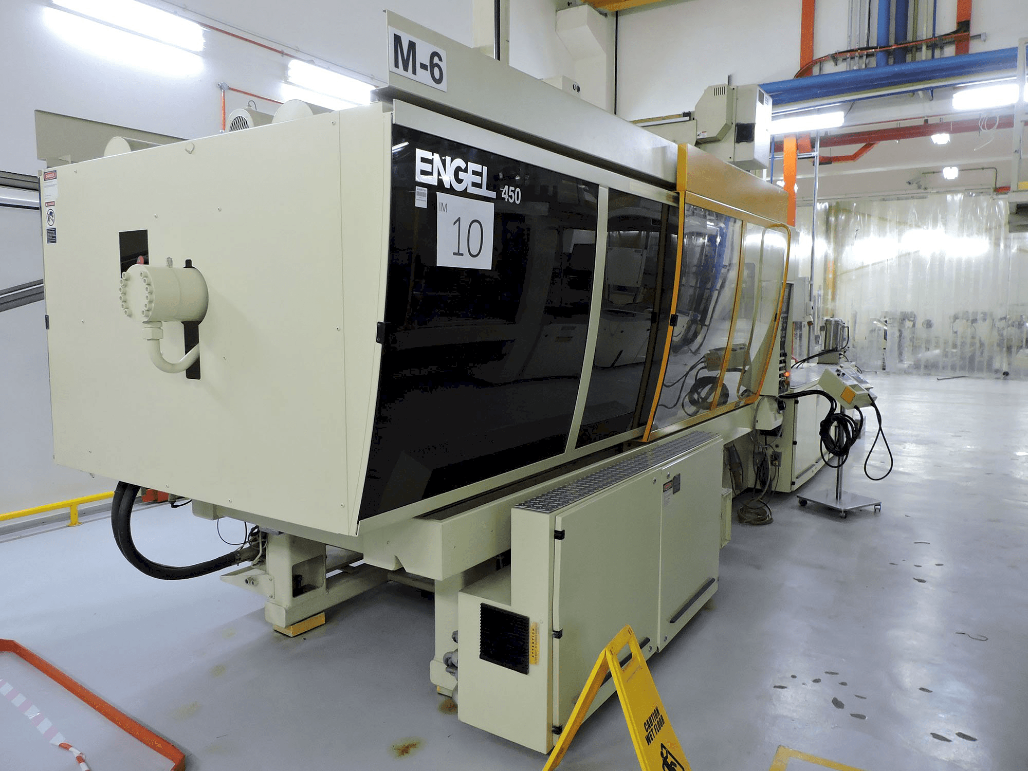 ENGEL-maskinen sedd från vänsterES 1300/450