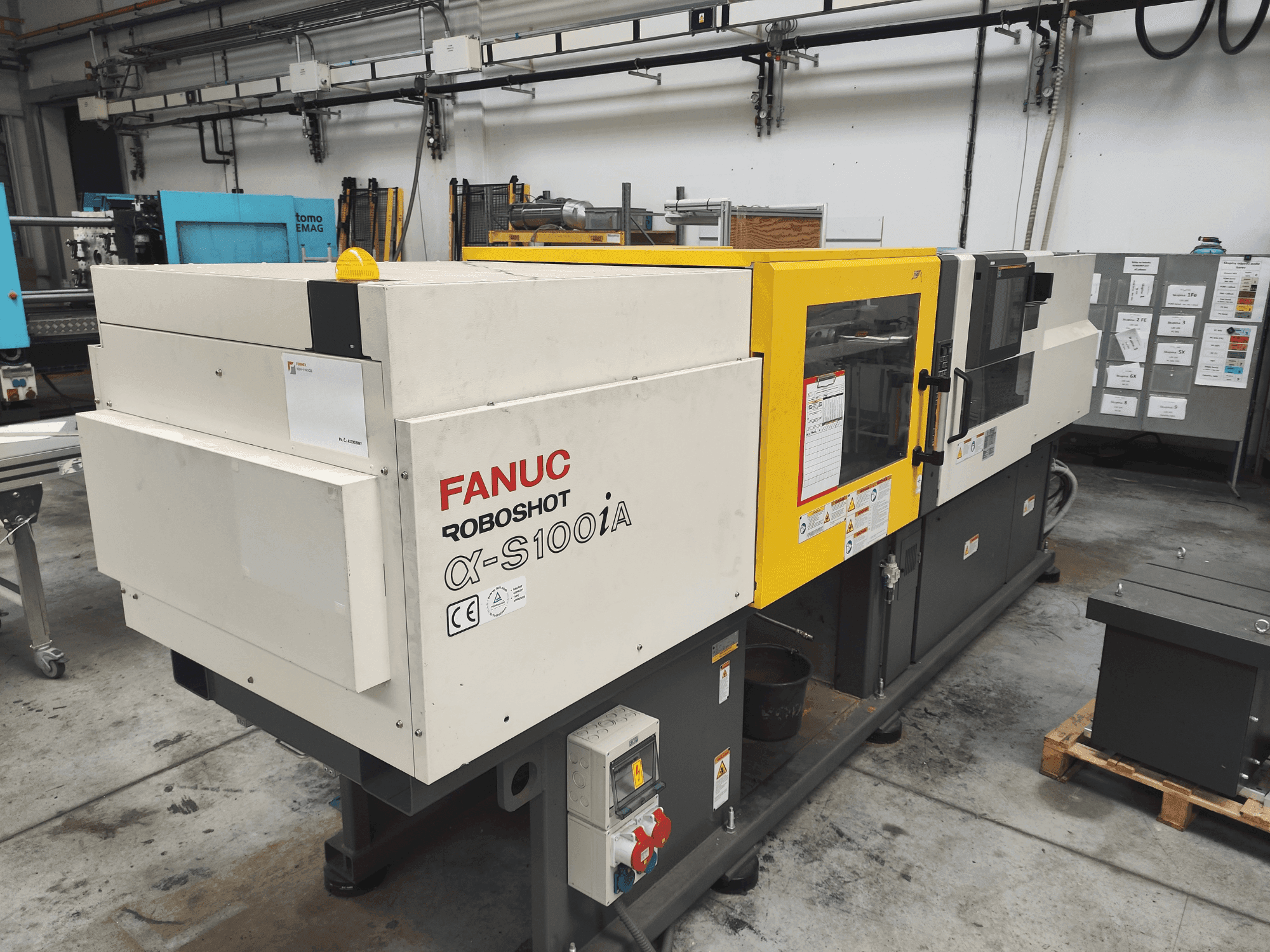 FANUC α-S100A-maskinen framifrån