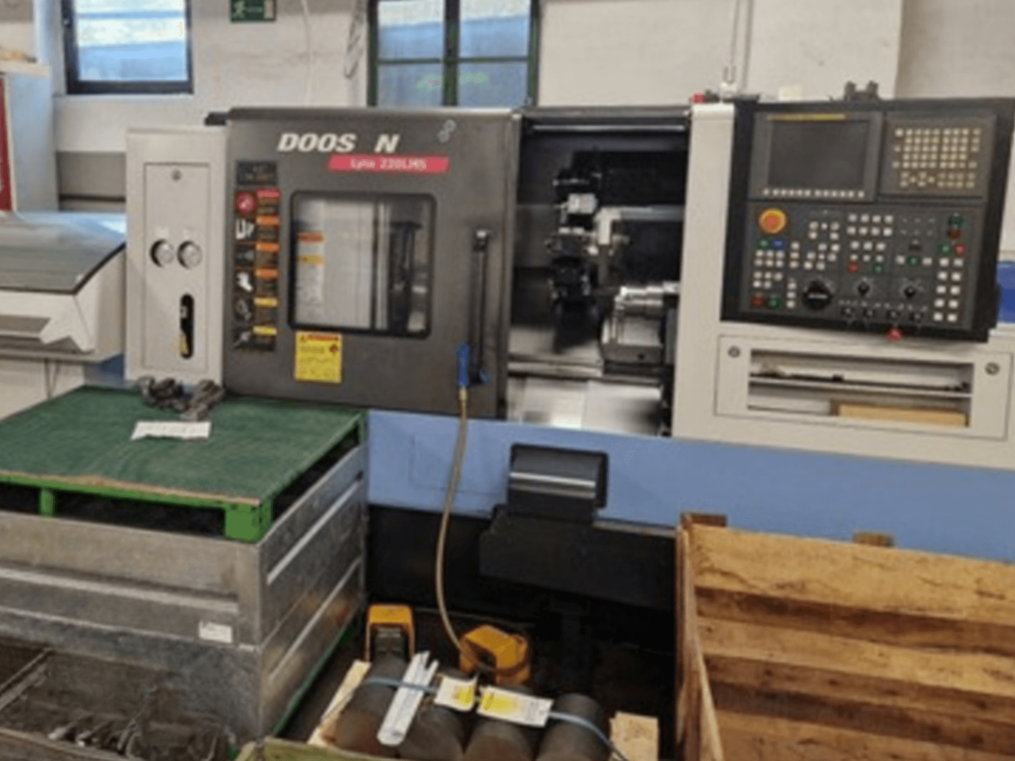 DOOSAN Lyax 220 LMS horisontell svarv framifrån, med kontrollpanel, verktyg och arbetsyta.