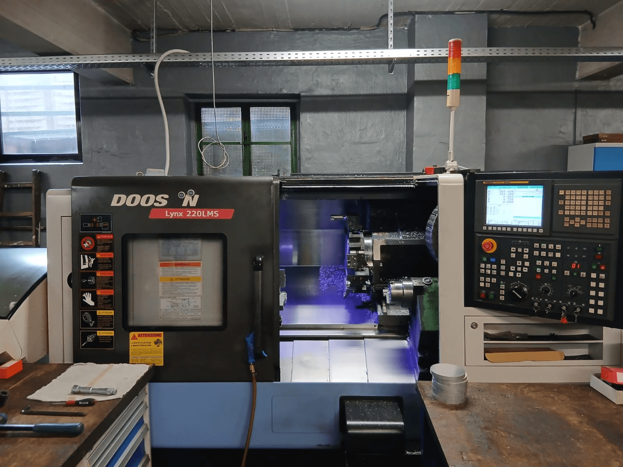 DOOSAN Lynx 220 LMS horisontell svarv, framifrån, med kontrollpanel och synligt bearbetningsområde.