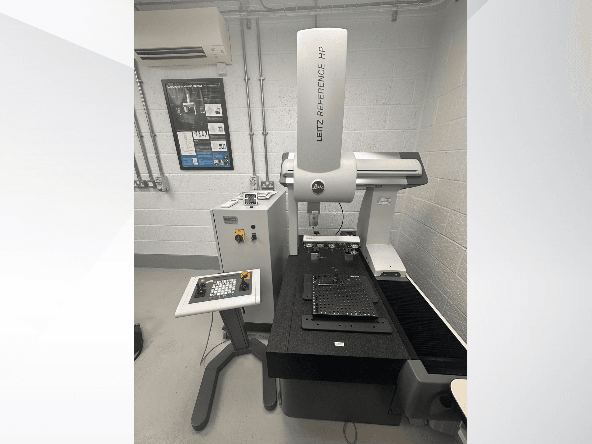 Koordinatmätmaskinen LEITZ Reference HP sedd framifrån, med kontrollpanel och mätyta.