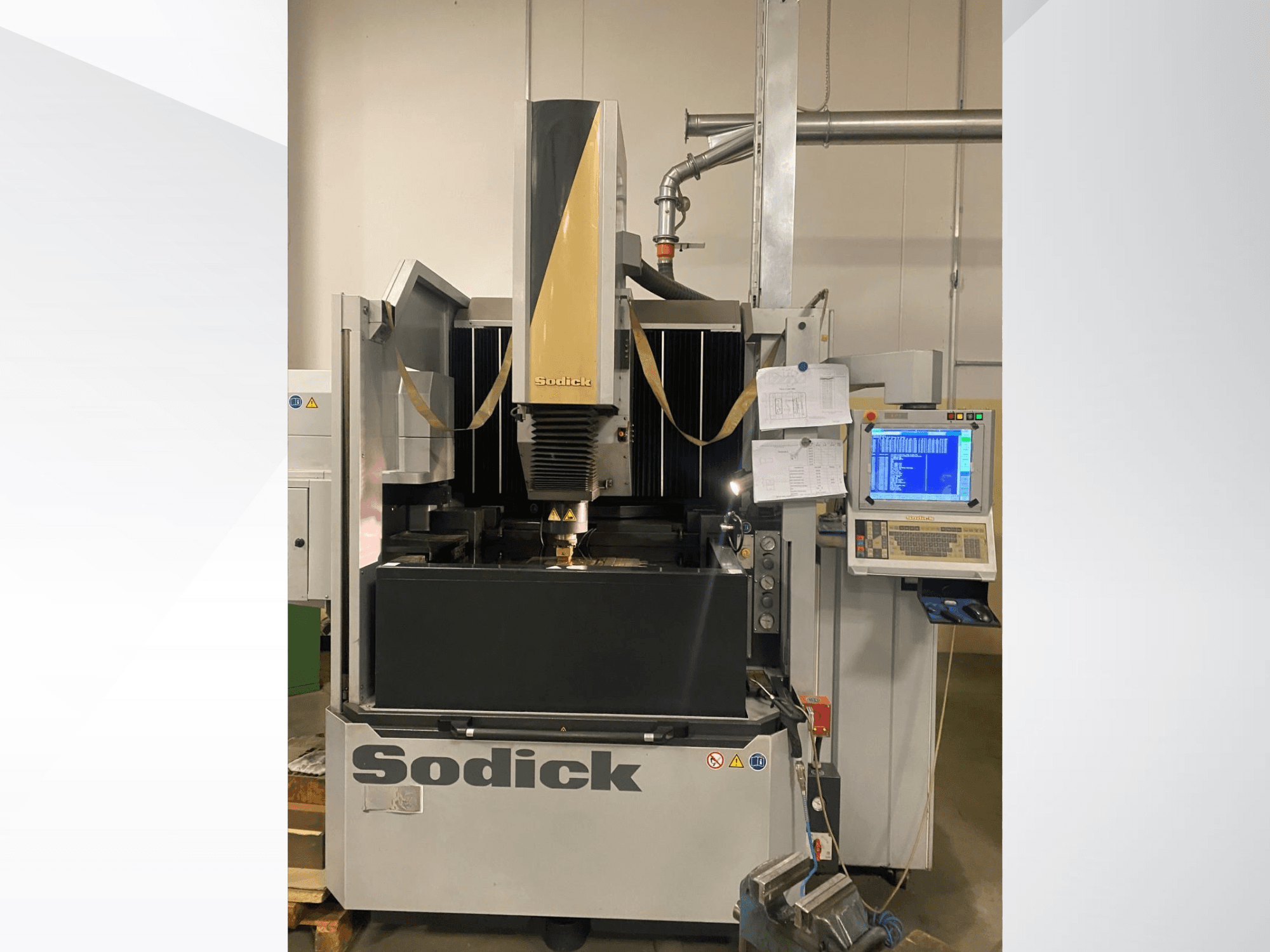 Sodick EDM-maskin framifrån, med kontrollpanel, arbetsbord och ett överliggande skärhuvud.