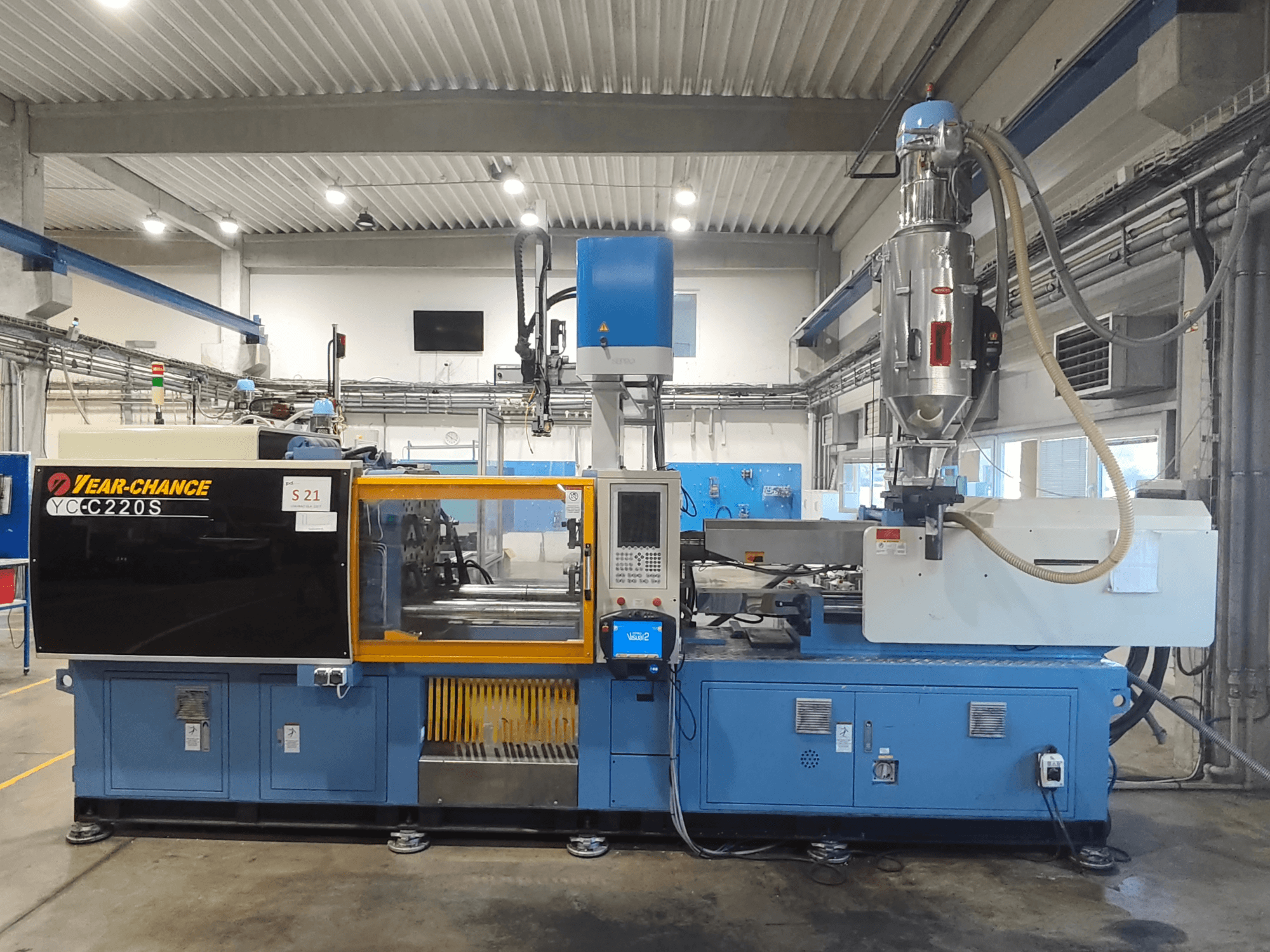 Elektrisk formsprutningsmaskin av typen YEAR-CHANCE YC-C 220S, framifrån sett, med kontrollpanel och materialbehållare.