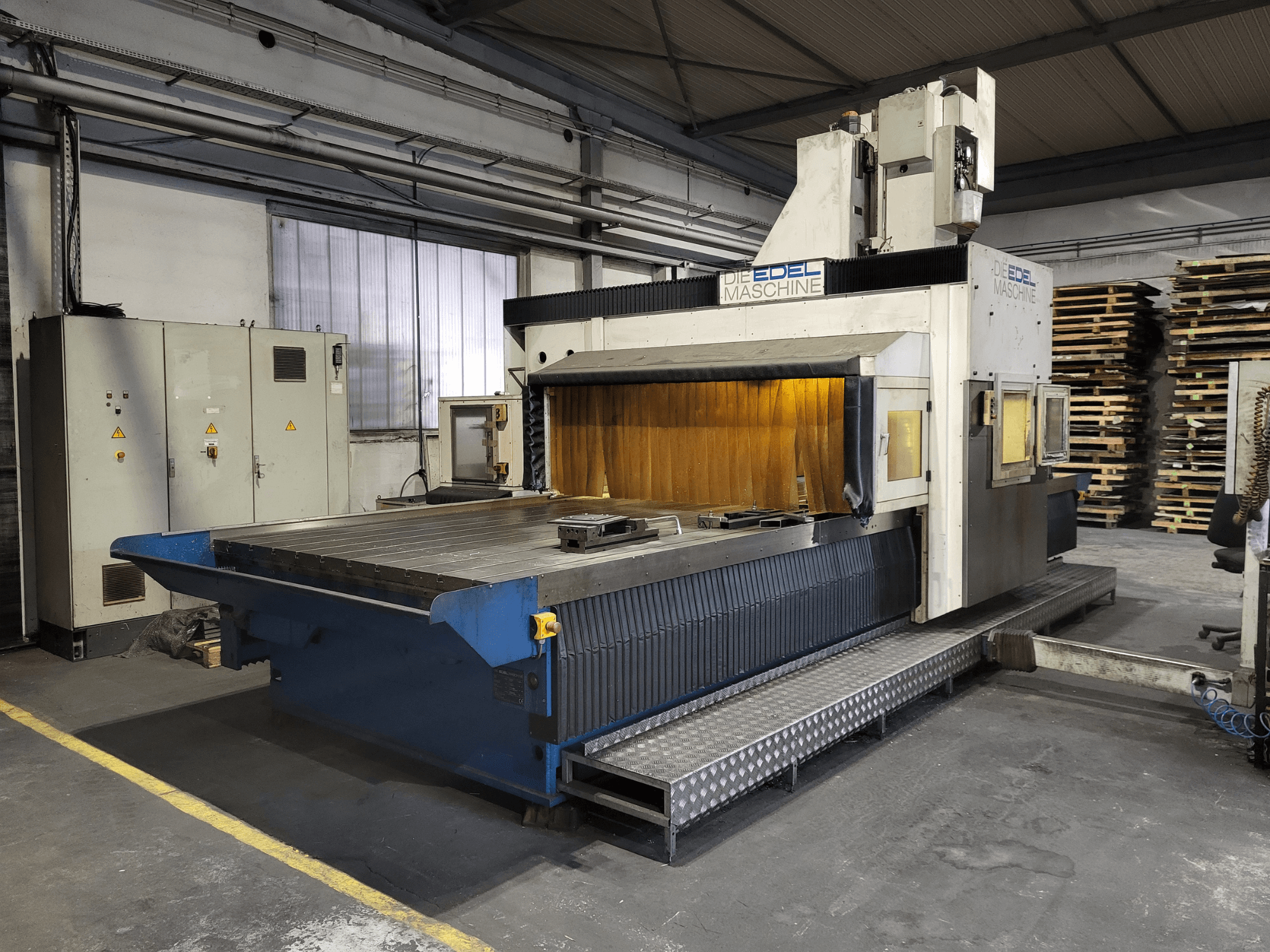 Portalfräsmaskin EDEL Koordimatic XL 4020, framifrån, visar stort arbetsbord och styrenhet i industriell miljö.