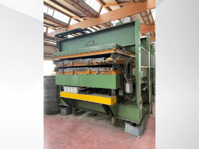 Manni hydraulisk press, vy från sidan, med grön metallkropp, gul bas och flera synliga hydraulledningar.