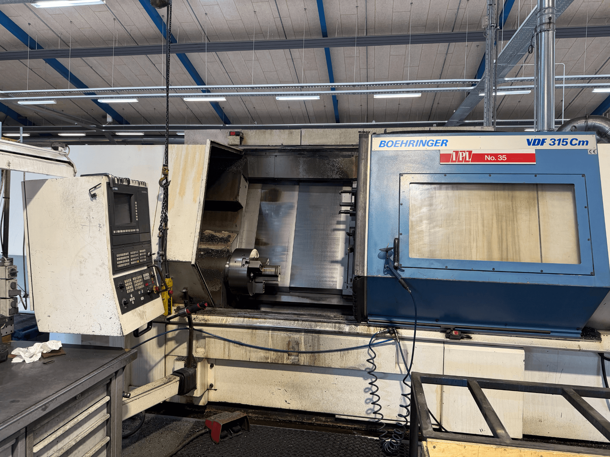 Frontvy av den horisontella svarven BOEHRINGER VDF 315 CM med kontrollpanel och öppen bearbetningsyta.
