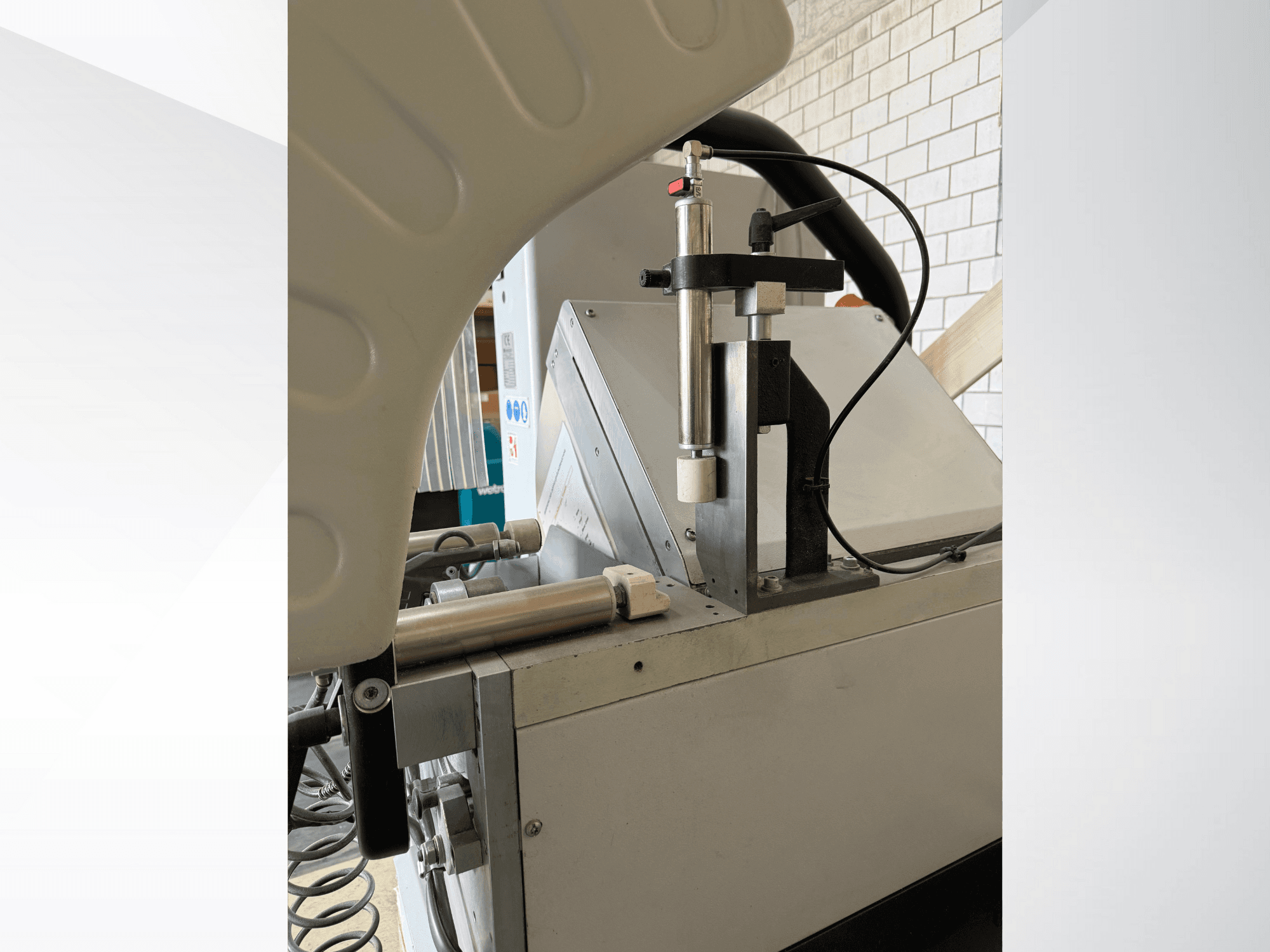 Närbild av en precisionsdispenseringsmaskin med vertikal spruta, synlig varumärkeslogotyp och kontrollpanel framifrån.