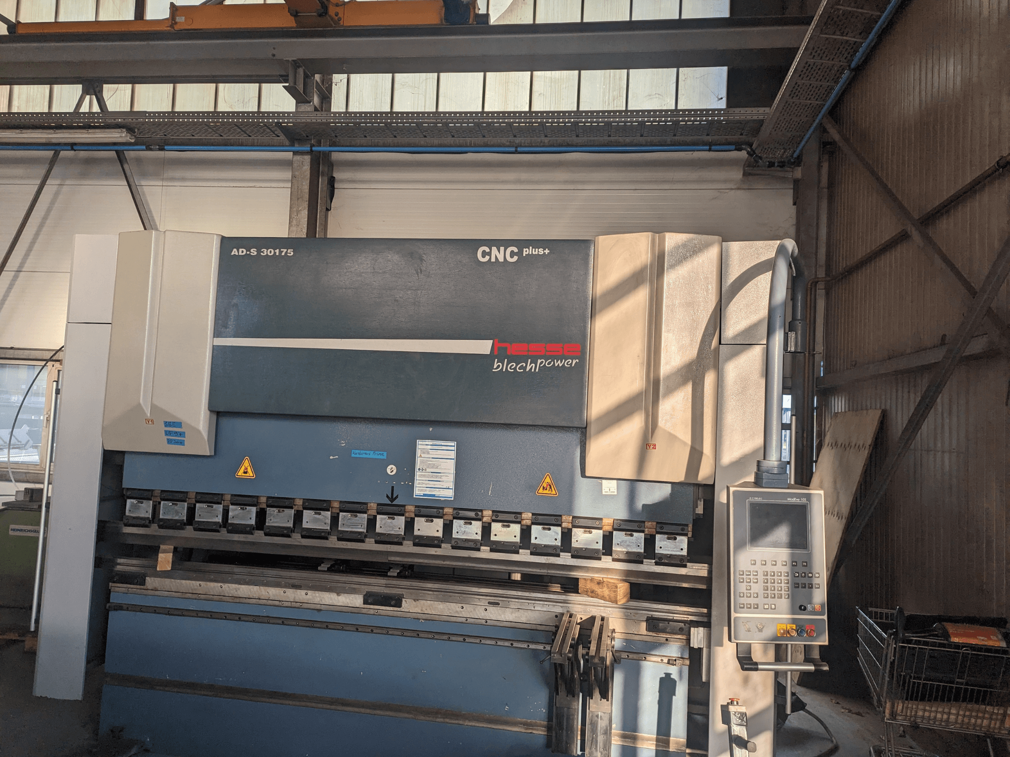CNC-bockningsmaskin Hesse AD-S 30175, framifrån, med kontrollpanel och verktyg, uppställd i verkstadsmiljö.