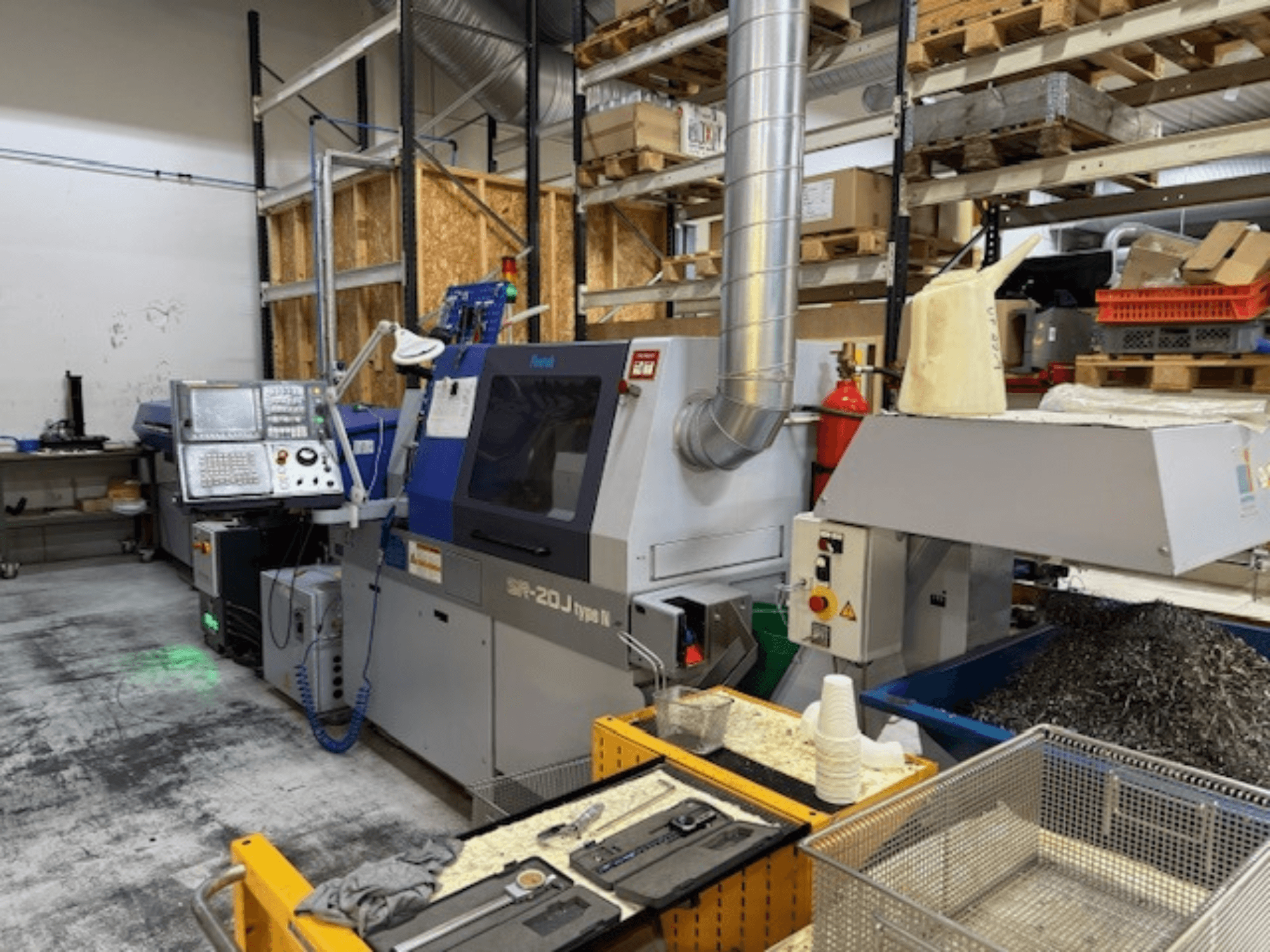 Frontvy av en Faroh SPR-20J typ N bearbetningscenter med kontrollpanel, metallspån och säkerhetsutrustning i en verkstad.