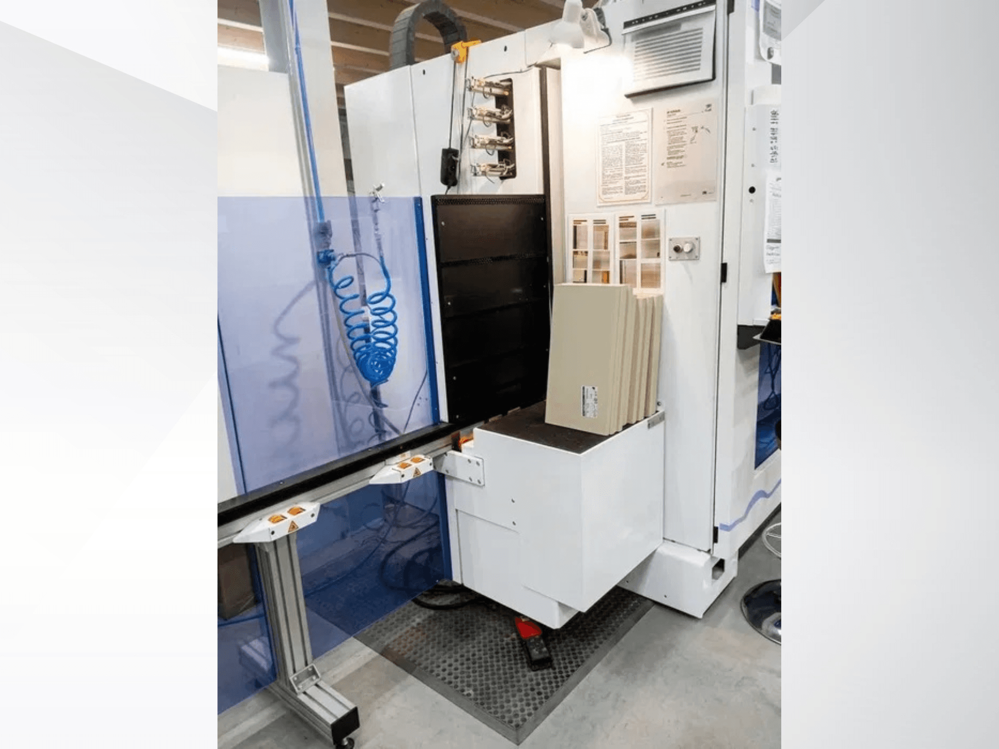 HOMAG OPTIMAT BHX 200 CNC-bearbetningscenter, framifrån med kontrollpanelen och materialinmatningsområdet i bild.