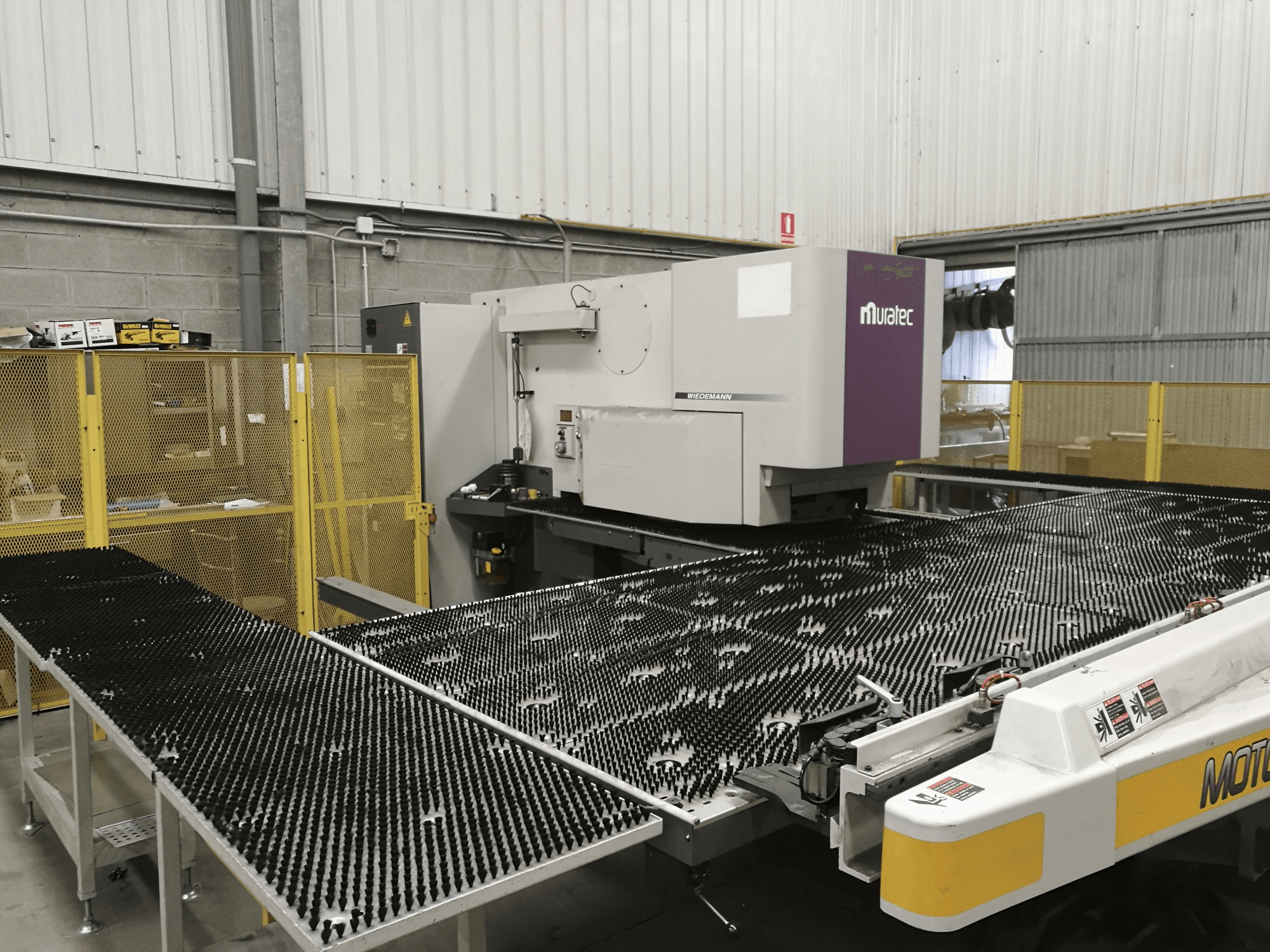 Murata Wiedemann-maskinen sedd från vänsterM-2558-T