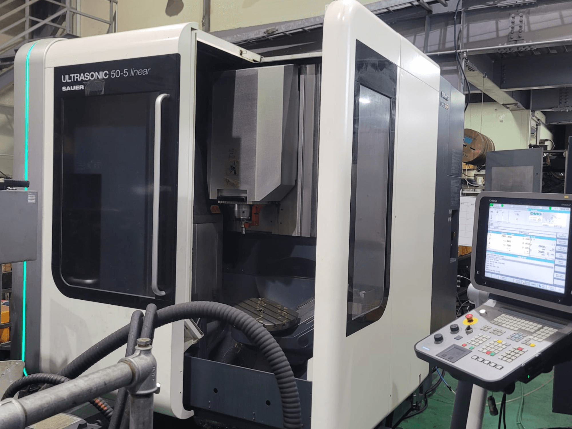 DMG ULTRASONIC 50-5 Linear Universal Machining Centre, framifrån med kontrollpanel och synligt arbetsområde.