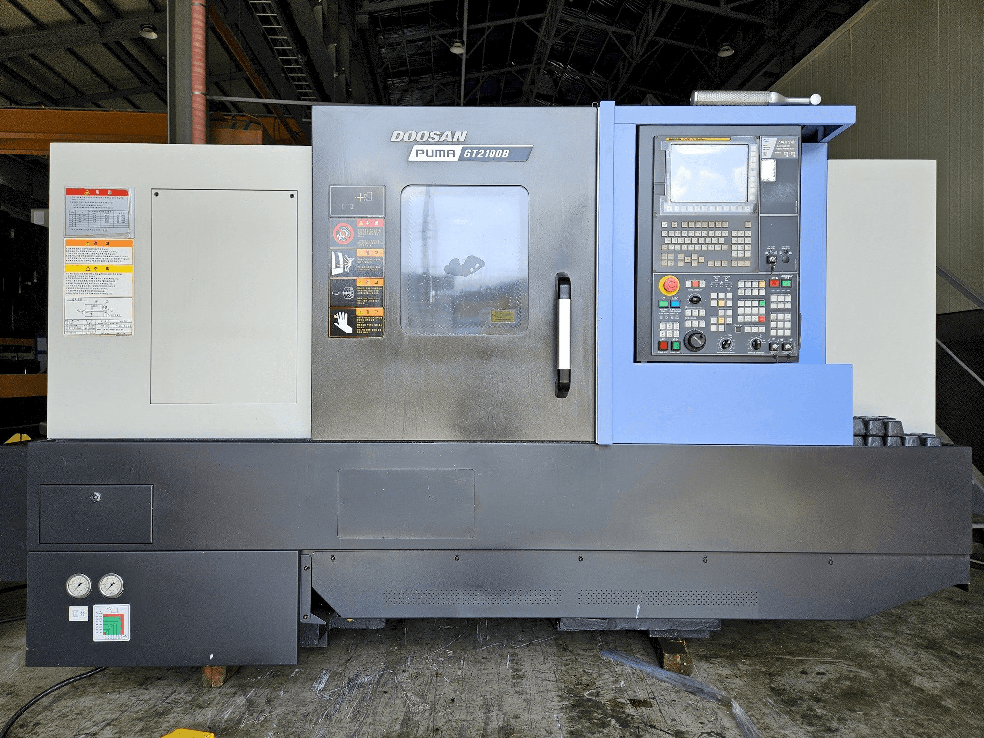 DOOSAN GT2100B-maskinen framifrån