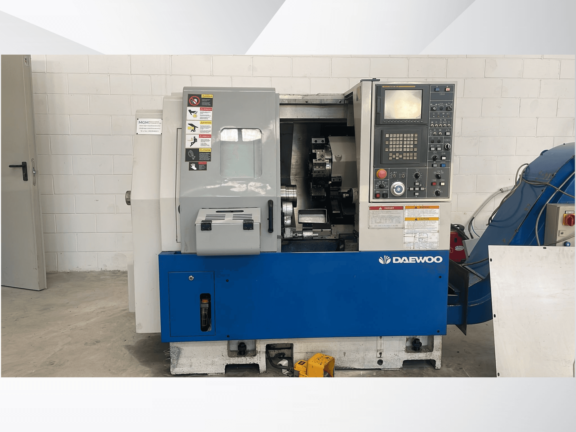 DAEWOO Lynx 210B horisontell svarv framifrån, med kontrollpanel och synliga maskiner.