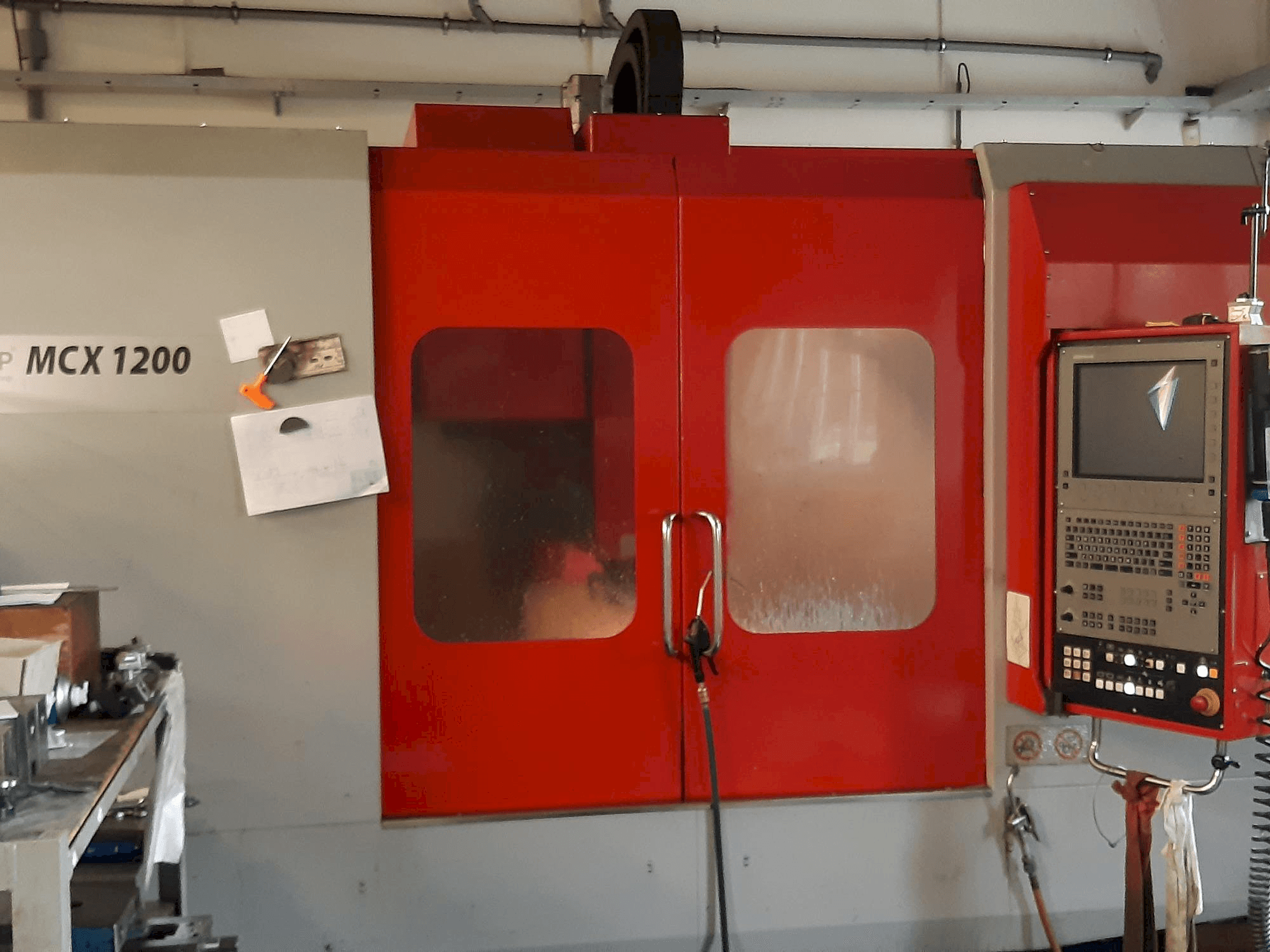 EMCO MCX 1200-maskinen framifrån