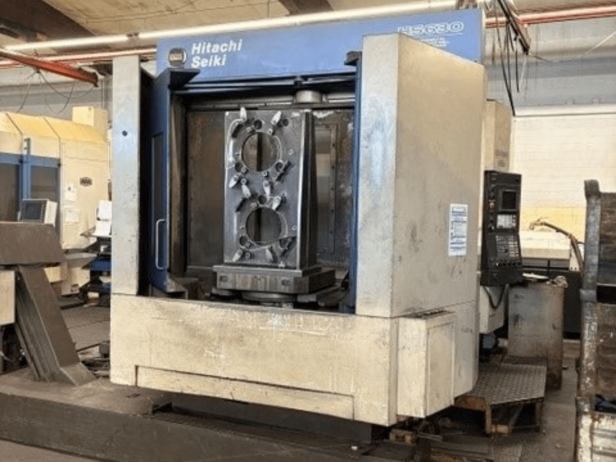 Hitachi Seiki HS630 horisontellt bearbetningscenter, framifrån med ett arbetsstycke och kontrollpanelen.