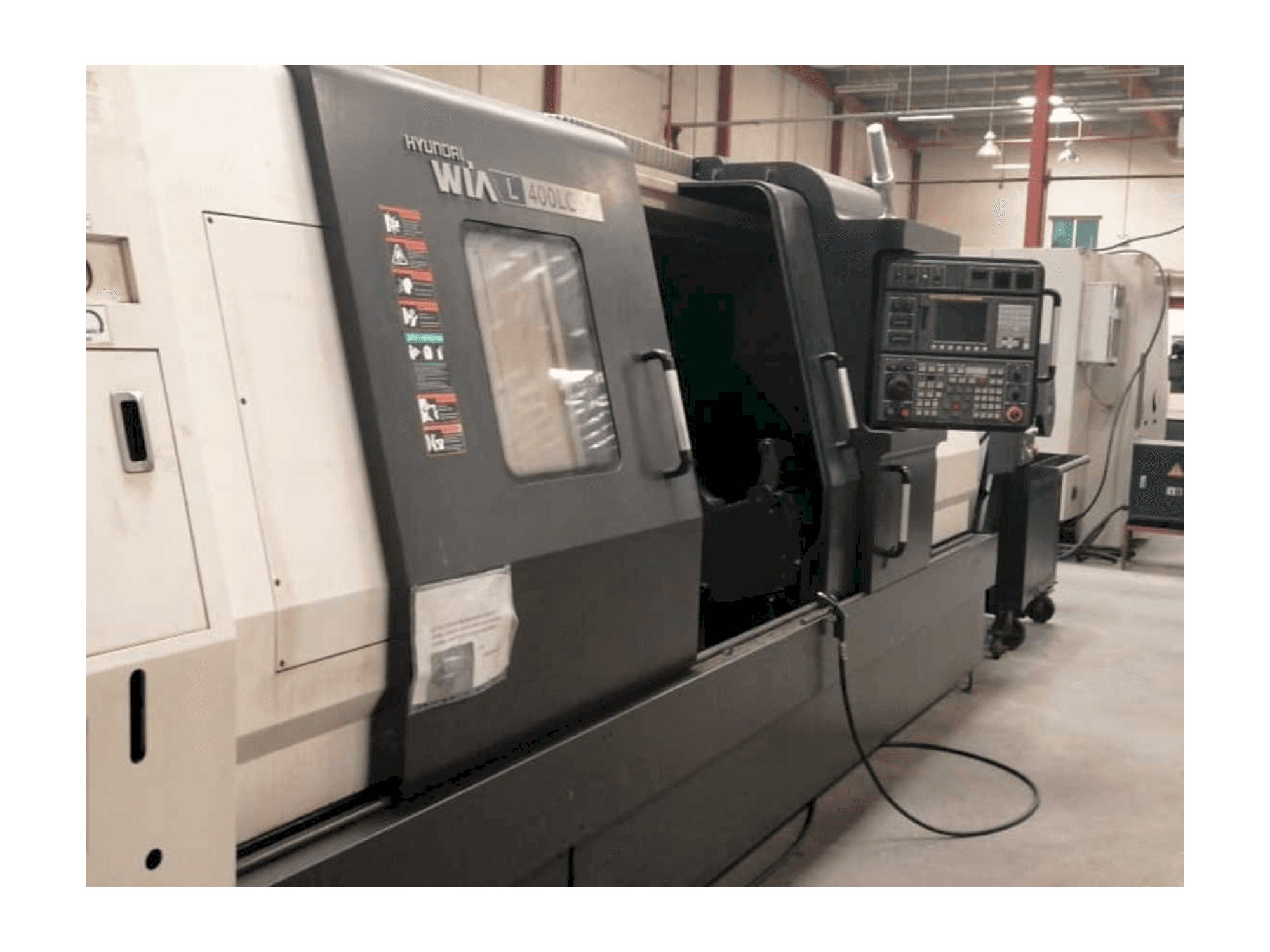 Hyundai Wia L400LC-maskinen sedd från vänster sida