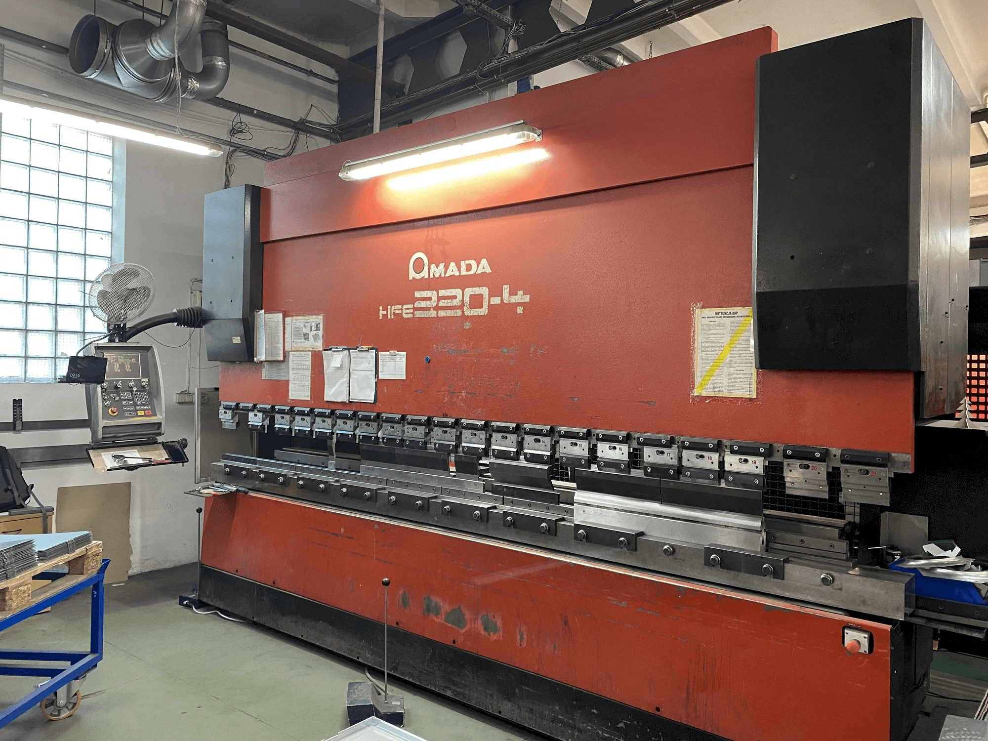 AMADA HFE 220-4-maskinen framifrån