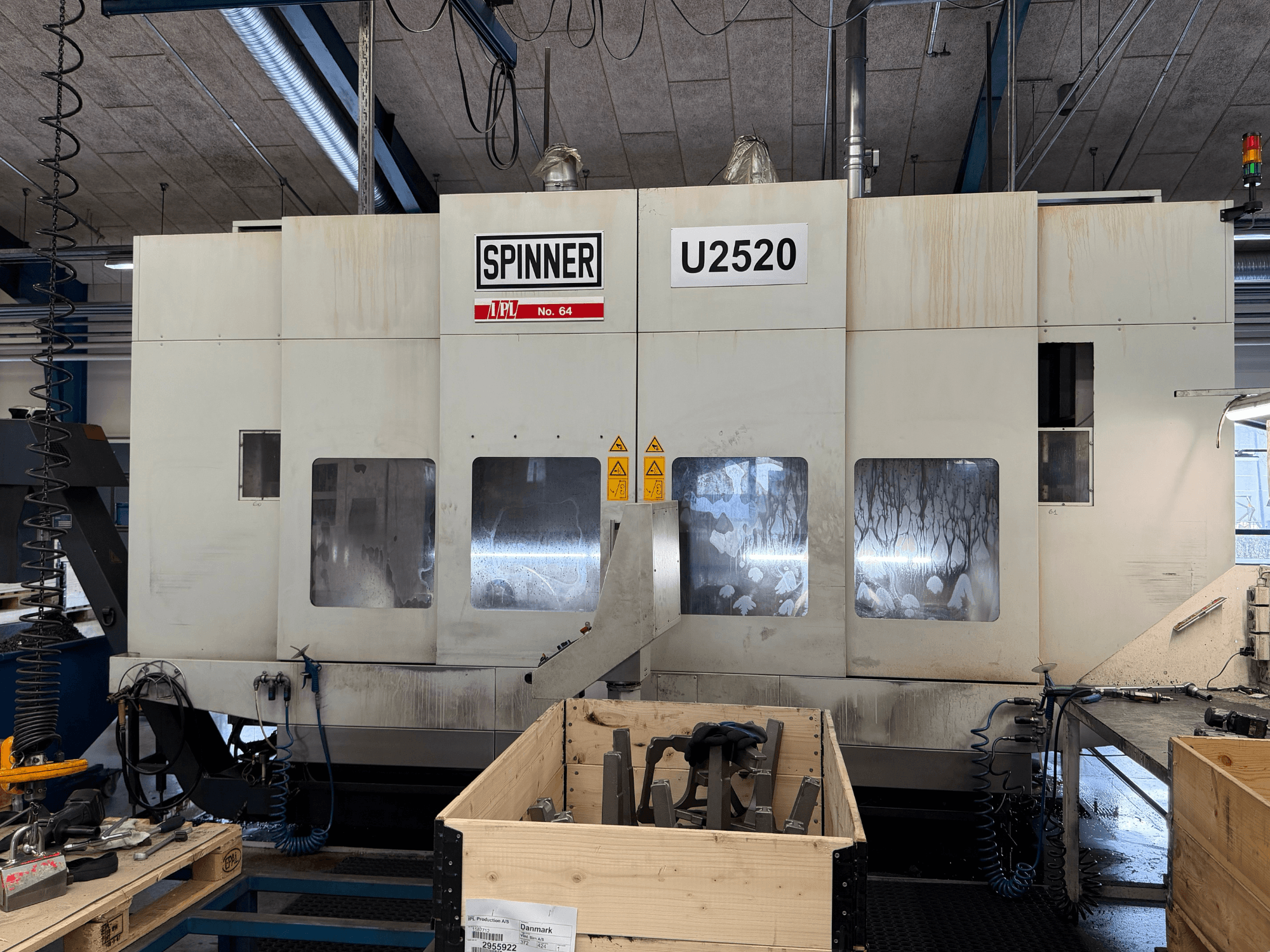 SPINNER U5-2520 vertikal fleroperationsmaskin i en verkstad, framifrån, med kontrollpanel och arbetsområde med verktyg.
