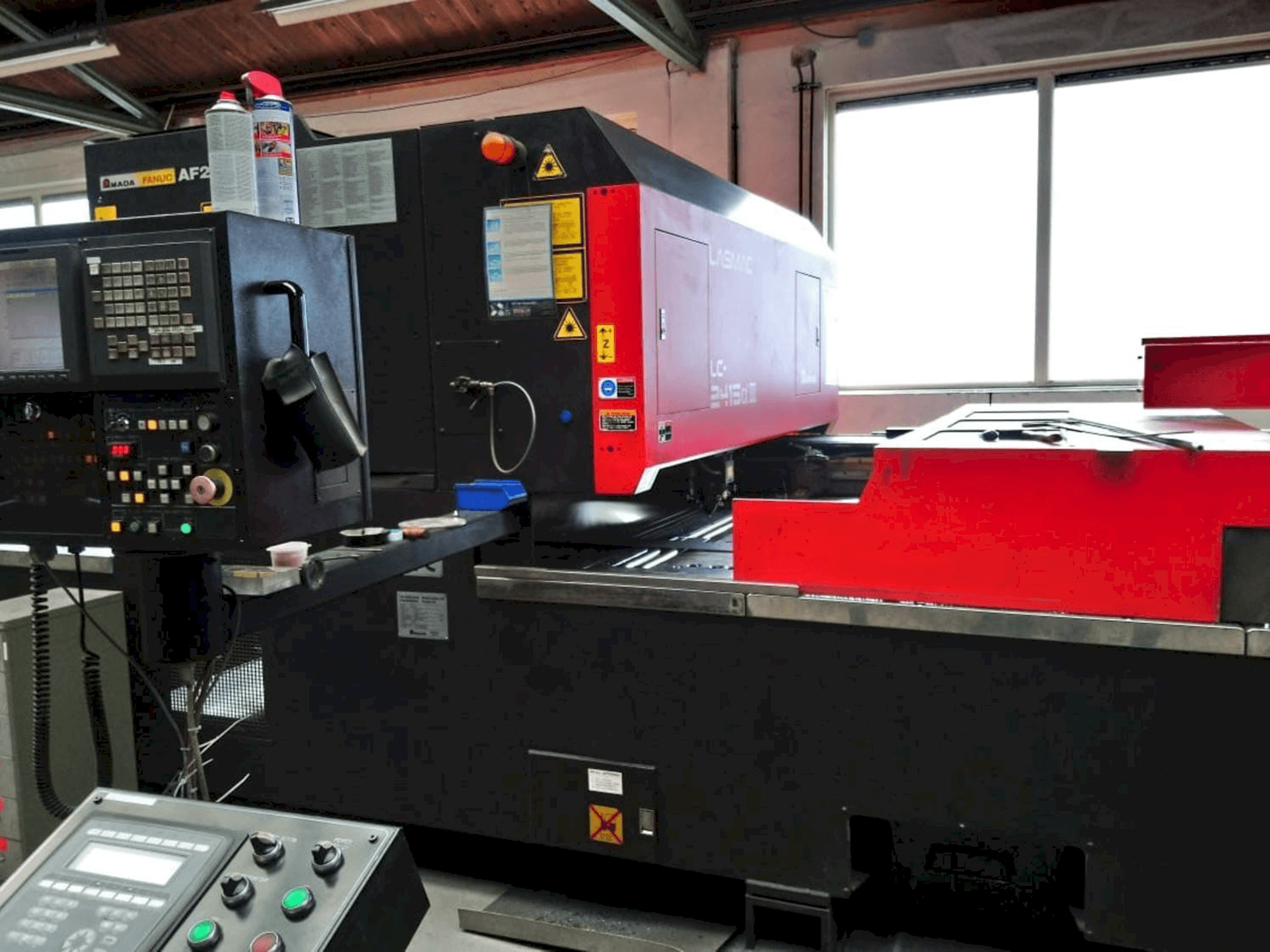 AMADA LC2415 ALPHA III-maskinen framifrån
