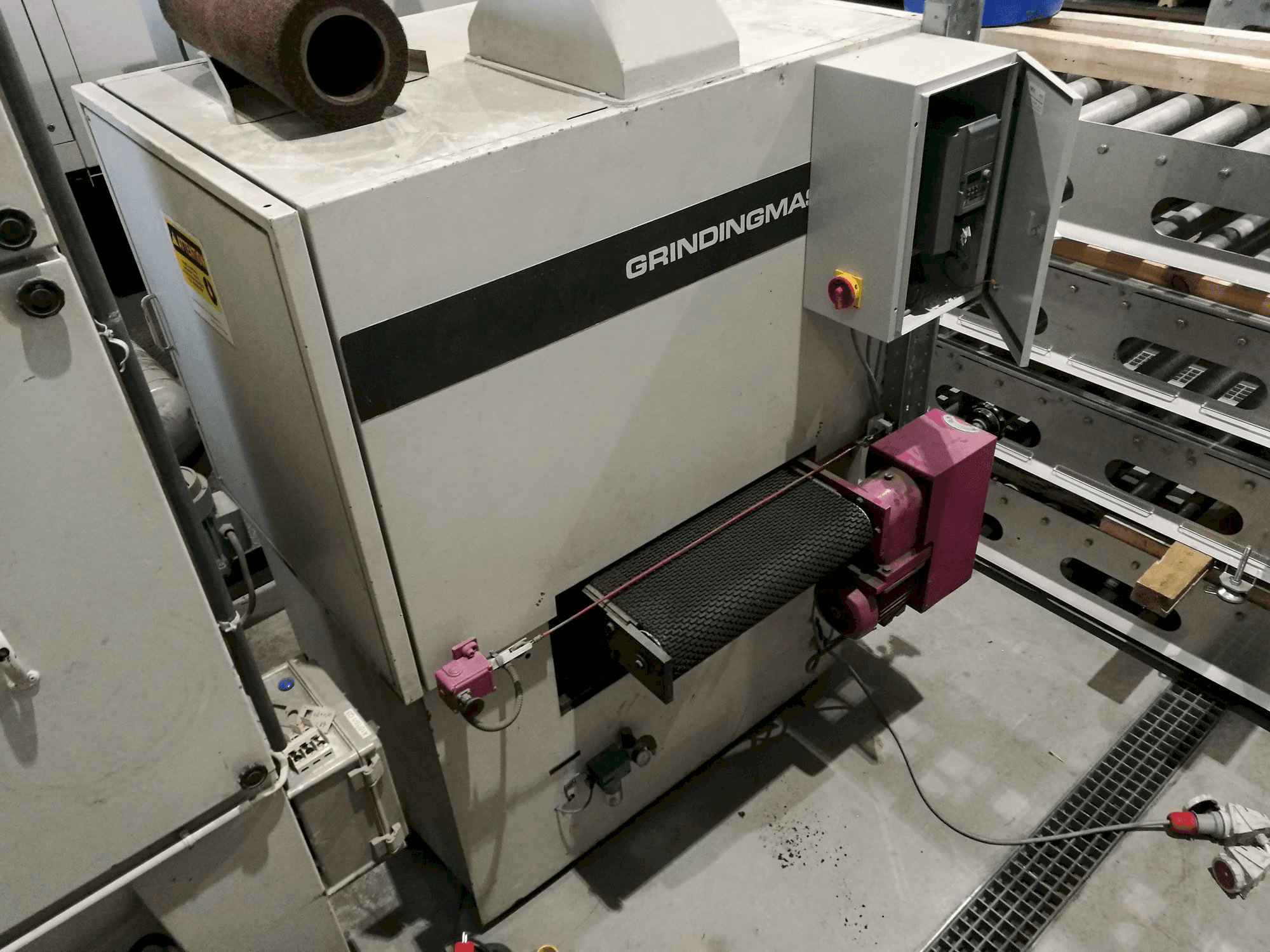 GRINDINGMASTER MCSB2-600-maskinen sedd från vänster