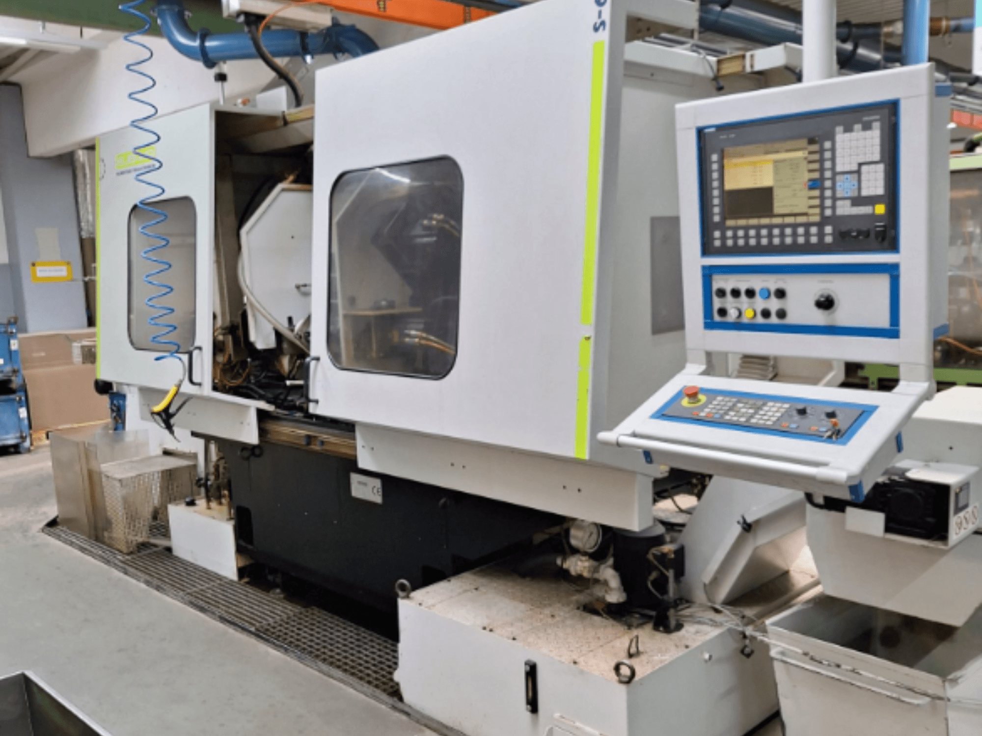 Industriell fräsmaskin med kontrollpanel, vy från sidan, med dubbla kammare och synliga röranslutningar.