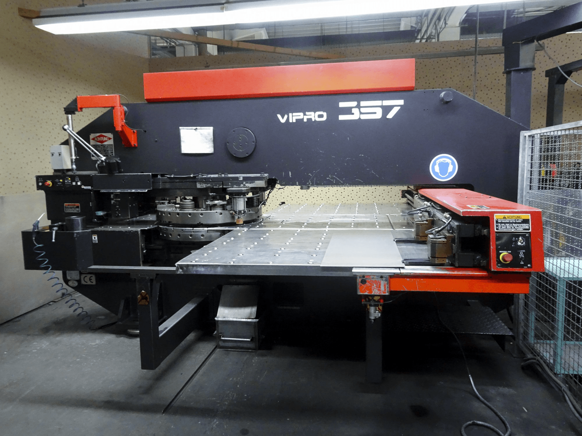 AMADA-maskinen framifrånVipros 357