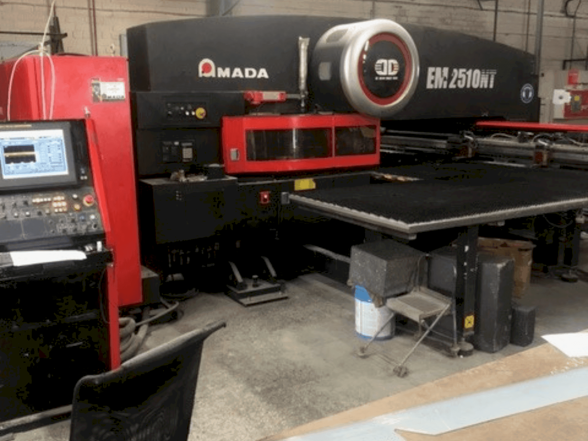 AMADA EM2510NT-maskinen framifrån