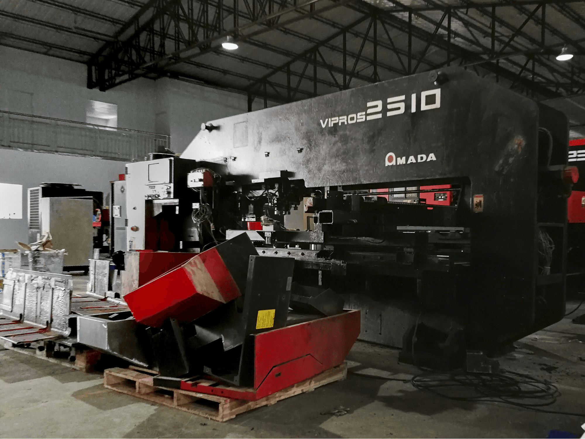 AMADA-maskinen sedd från högerVipros 2510