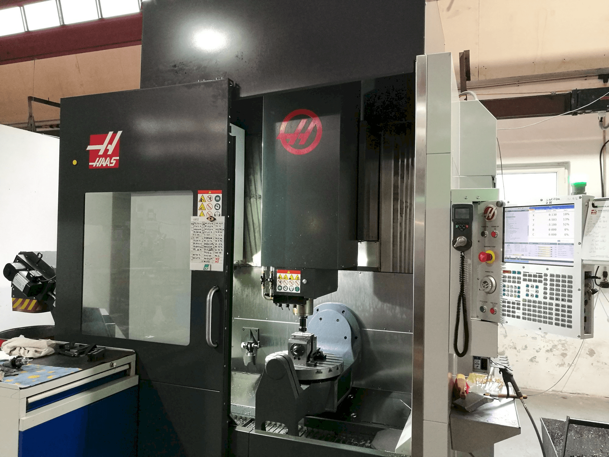HAAS UMC - 750-maskinen sedd från vänster sida