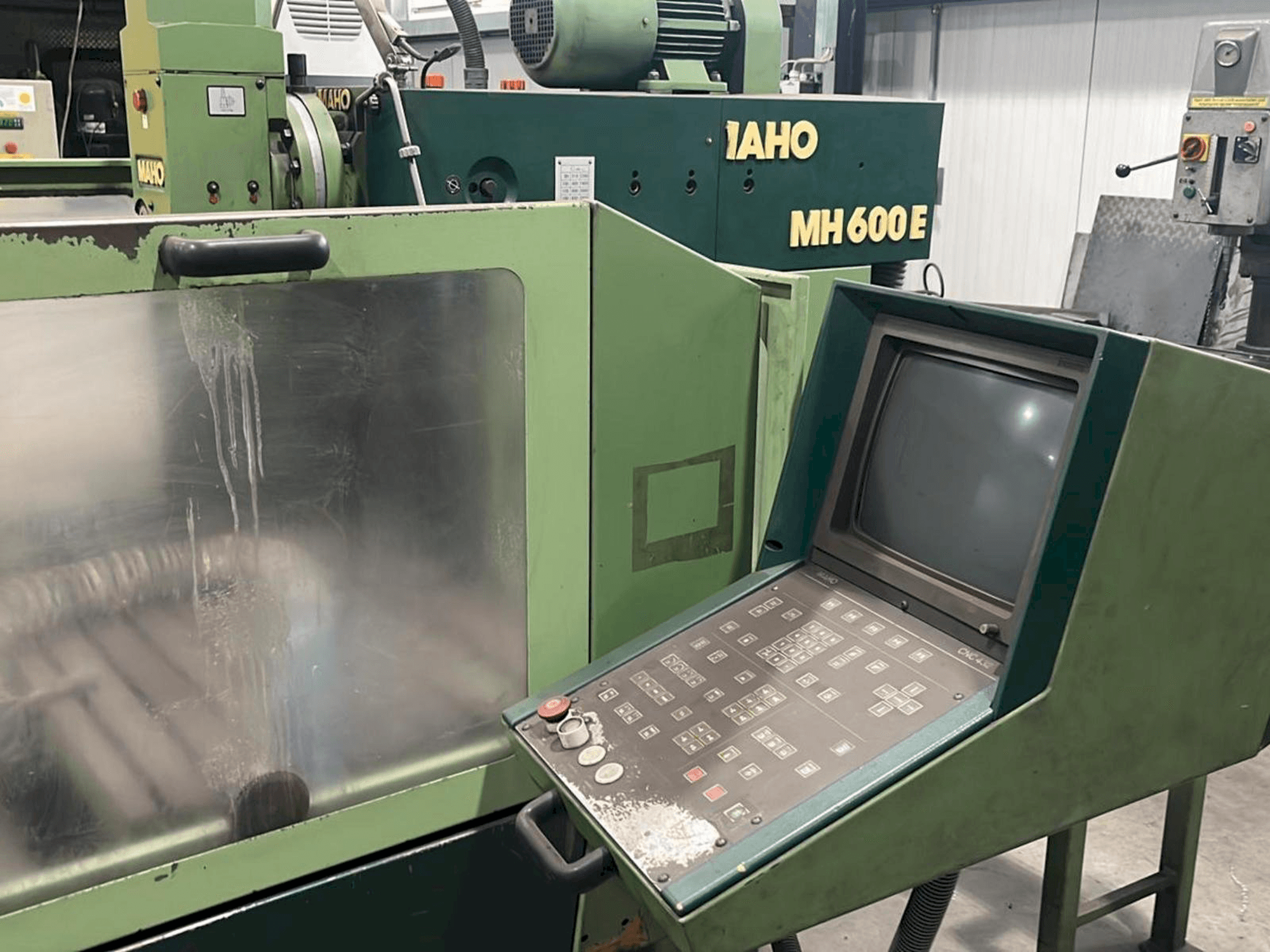 MAHO MH 600 E-maskinen framifrån