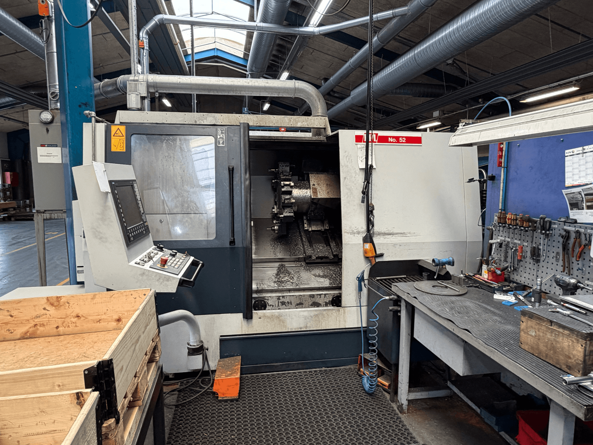 SPINNER TC800 110 SMCY horisontell svarvmaskin, sedd framifrån, med kontrollpanel och närliggande arbetsyta.