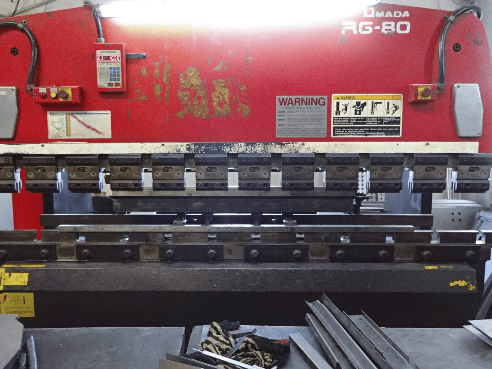 AMADA-maskinen framifrånRG-80