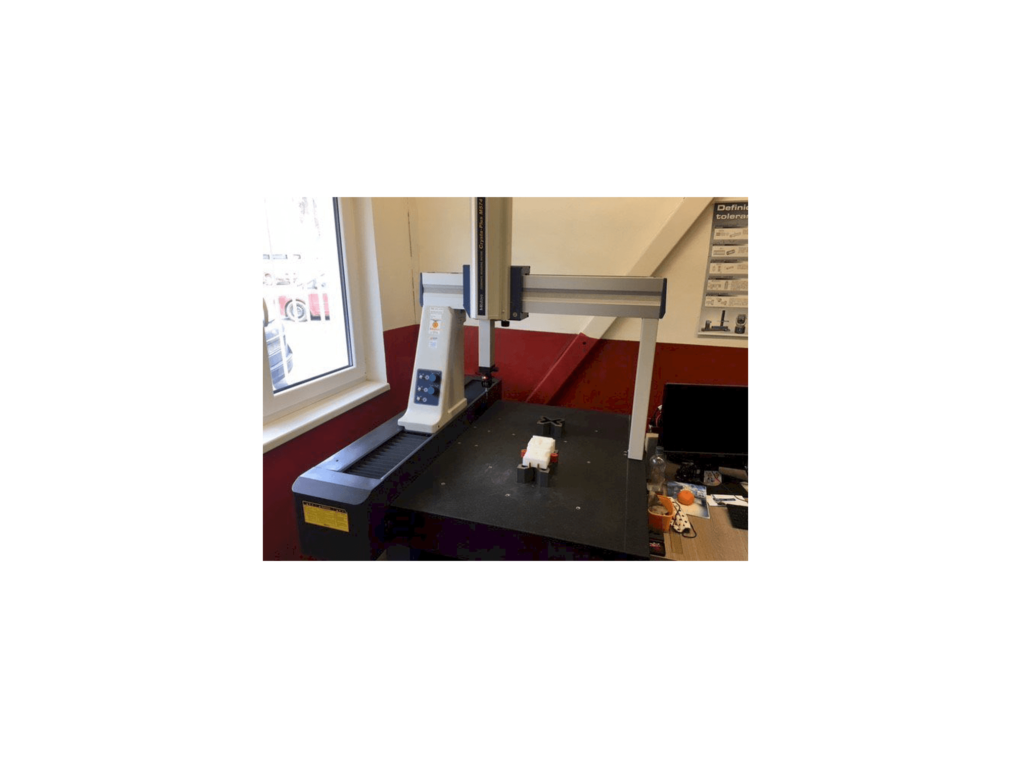 Mitutoyo Crysta-Plus M 574-maskinen framifrån