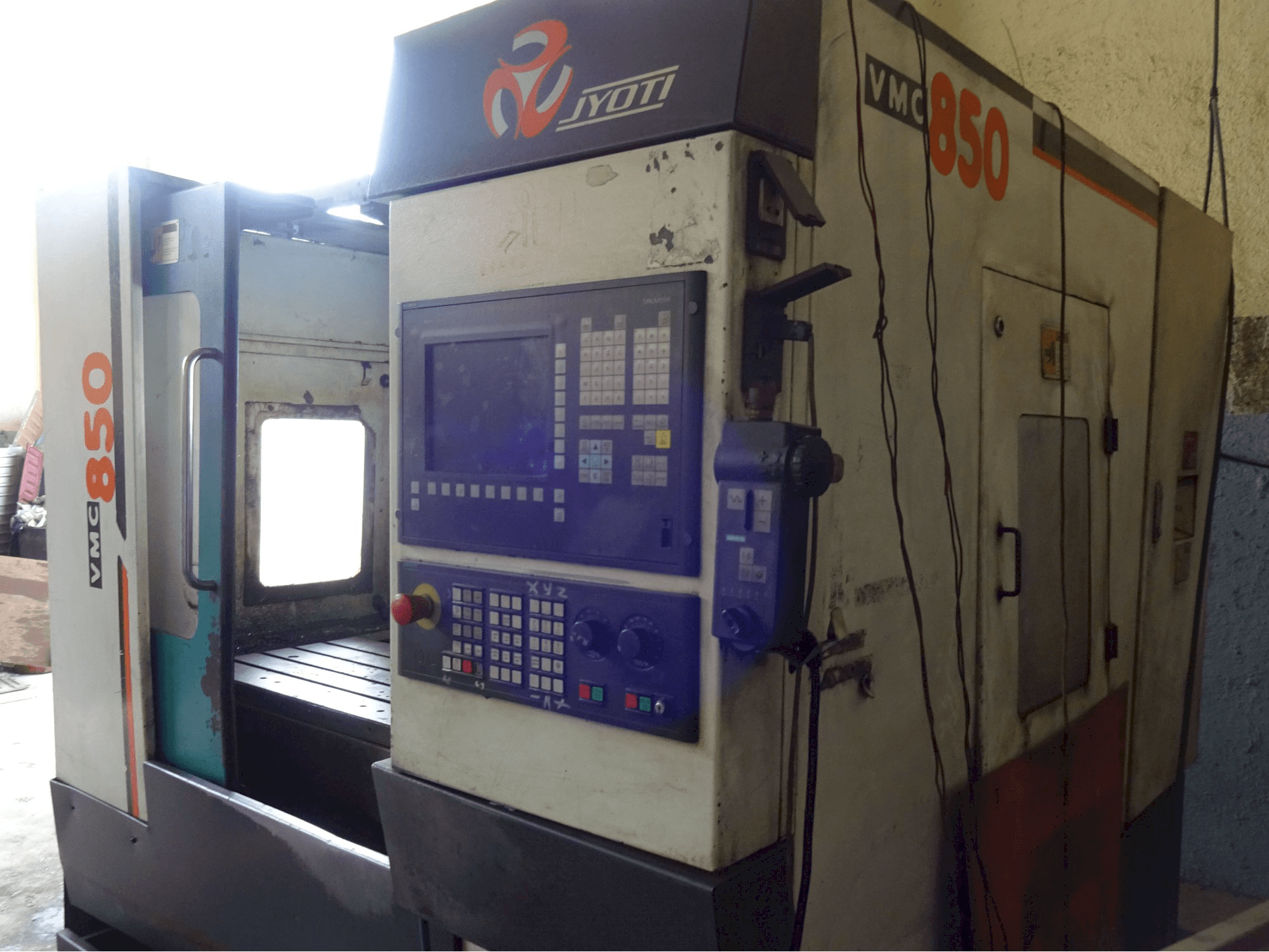 JYOTI-maskinen sedd från högerVMC 850