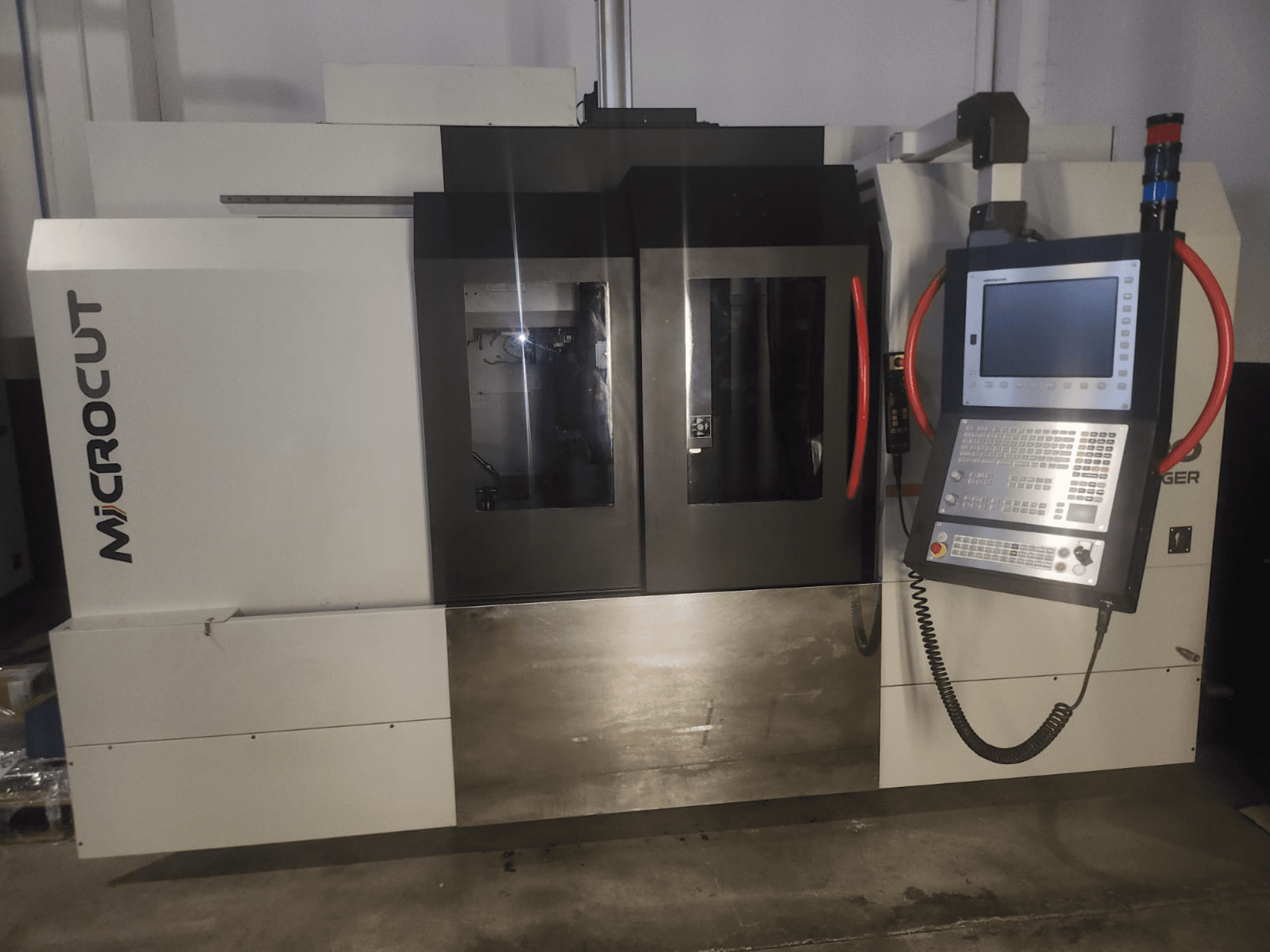 Microcut CNC-maskin sedd framifrån; har kontrollpanel, dubbla fönster, industriell design och metallfinish.