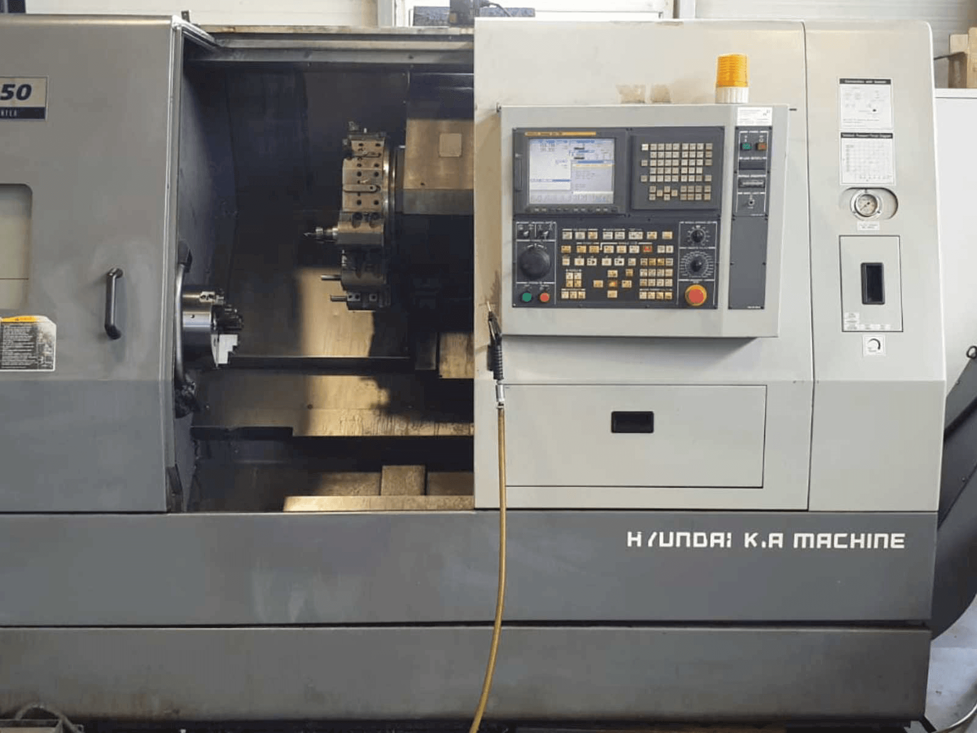 Hyundai Kia SKT250-maskinen framifrån