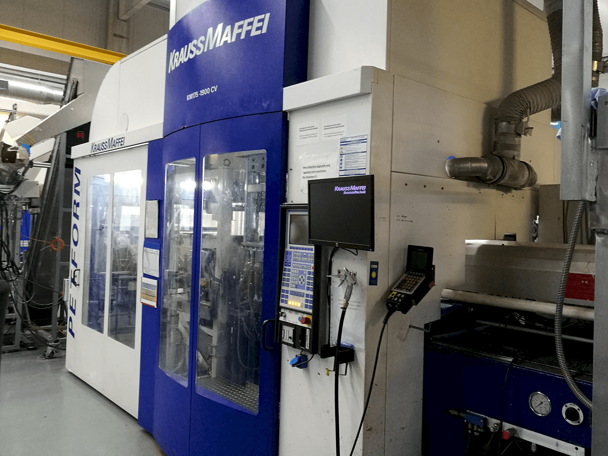 Krauss Maffei-maskinen sedd från höger175-1900 CV