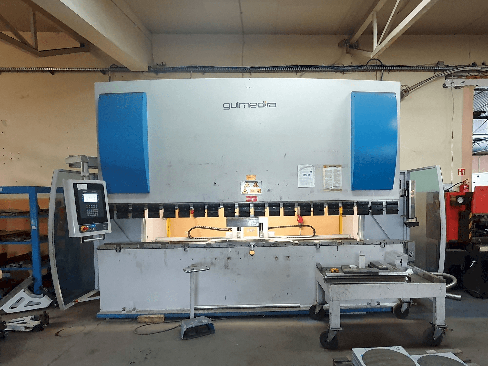 ADIRA PMO-16040PLS-maskinen framifrån