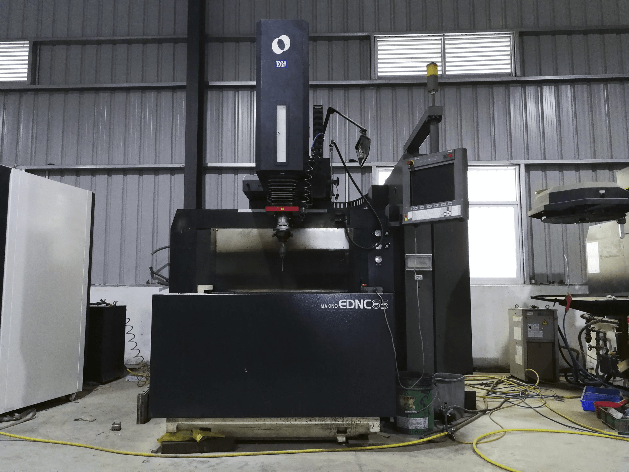 Makino-maskinen framifrånEDNC65