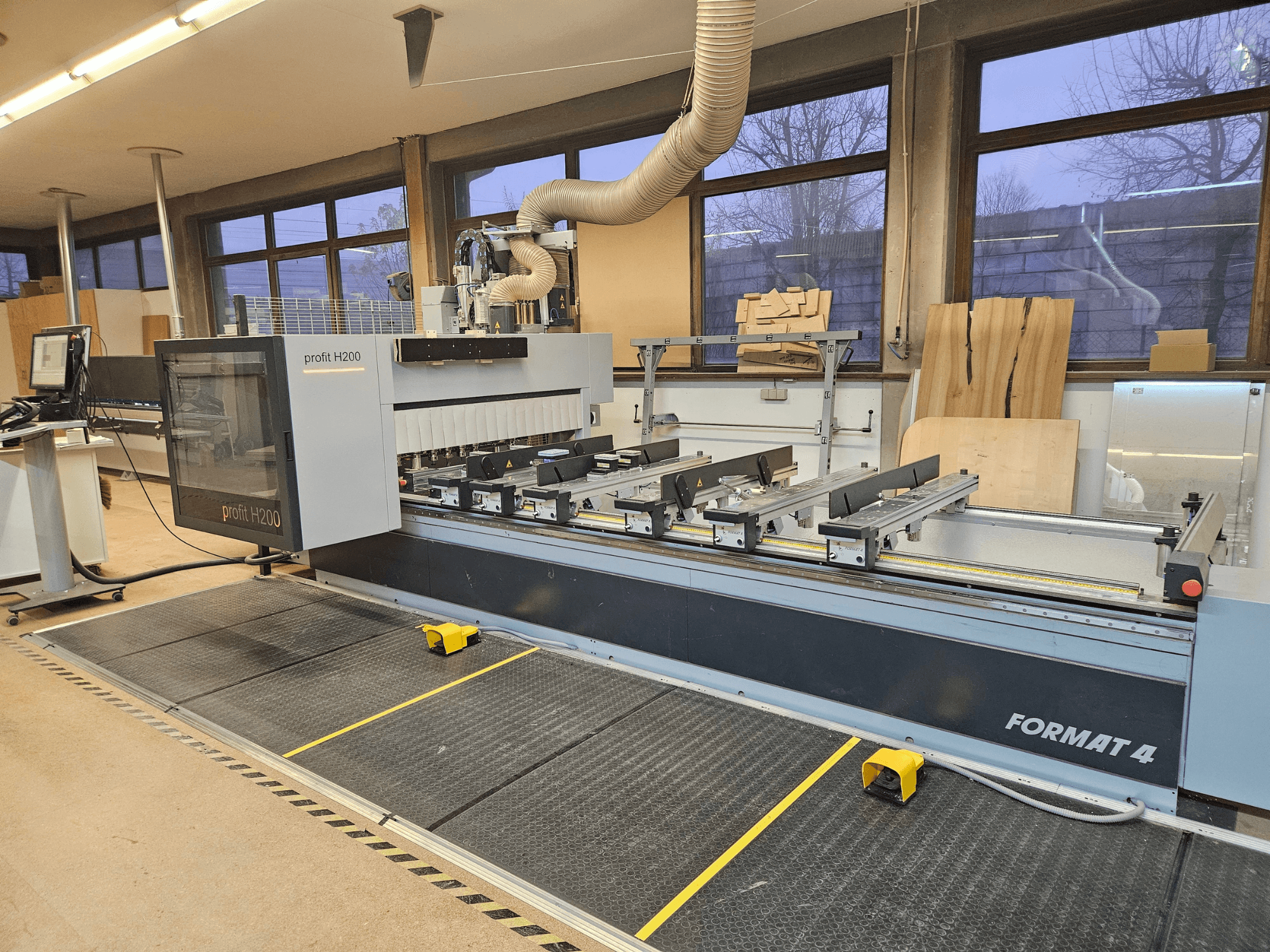 Format 4 profit H200 CNC-maskin, vy framifrån, med skärbädd, kontrollpanel och dammutsugningssystem synliga.