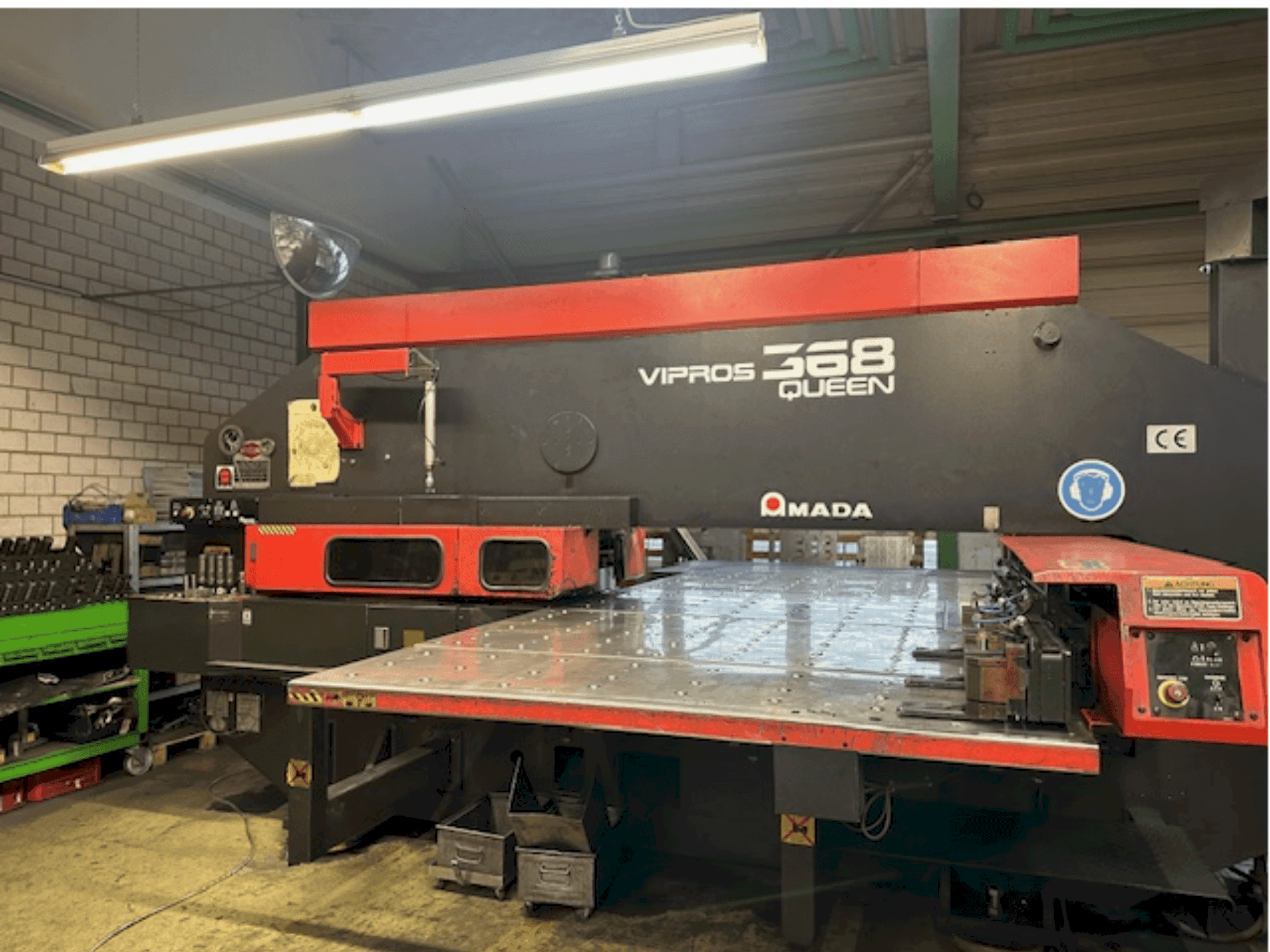 AMADA Vipros 368 Queen-maskinen framifrån