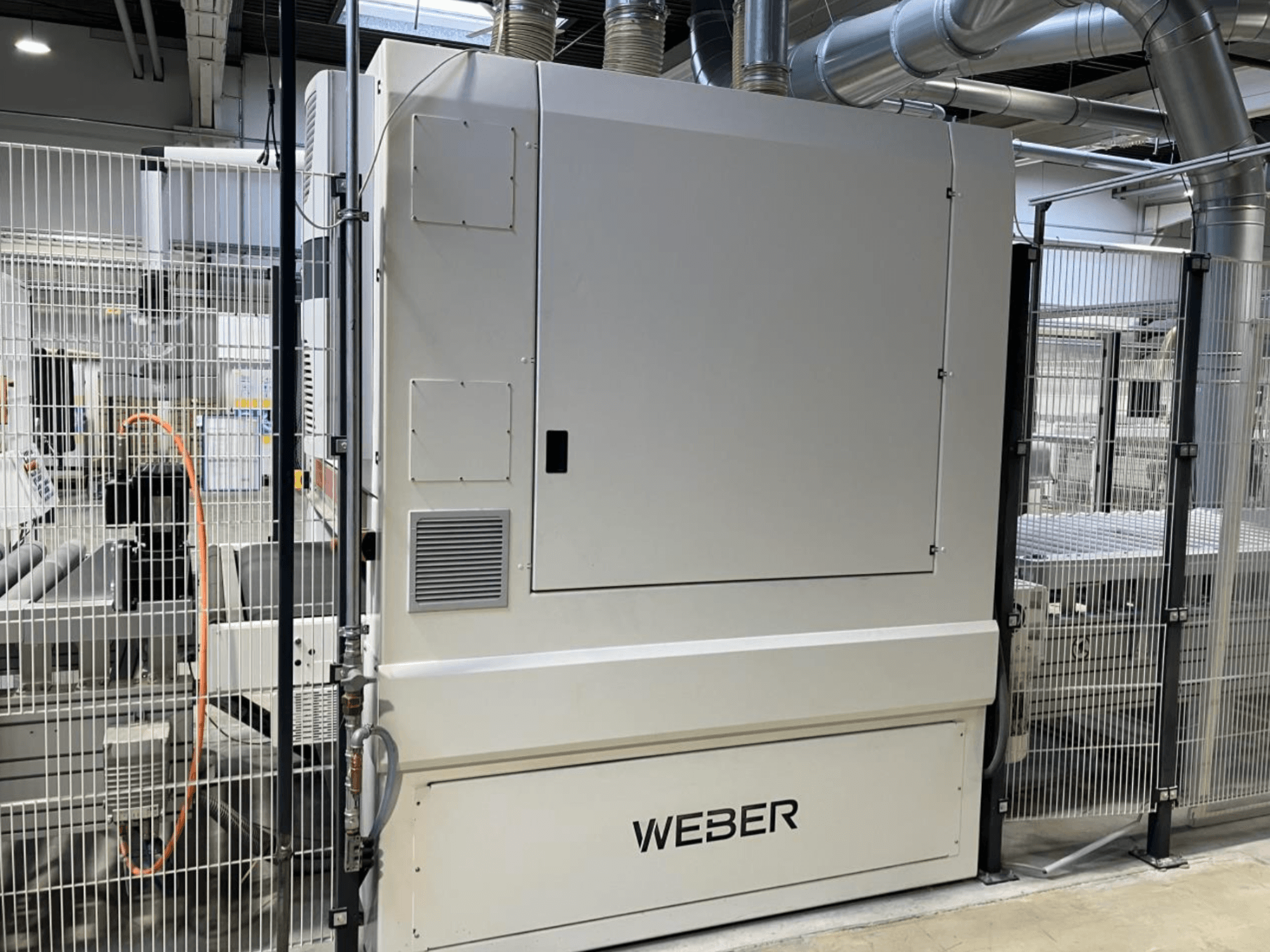Frontvy av HYMMEN JUPITER JPT C 680/548 träproduktionslinje, med WEBDER-komponent och synligt säkerhetsstängsel.