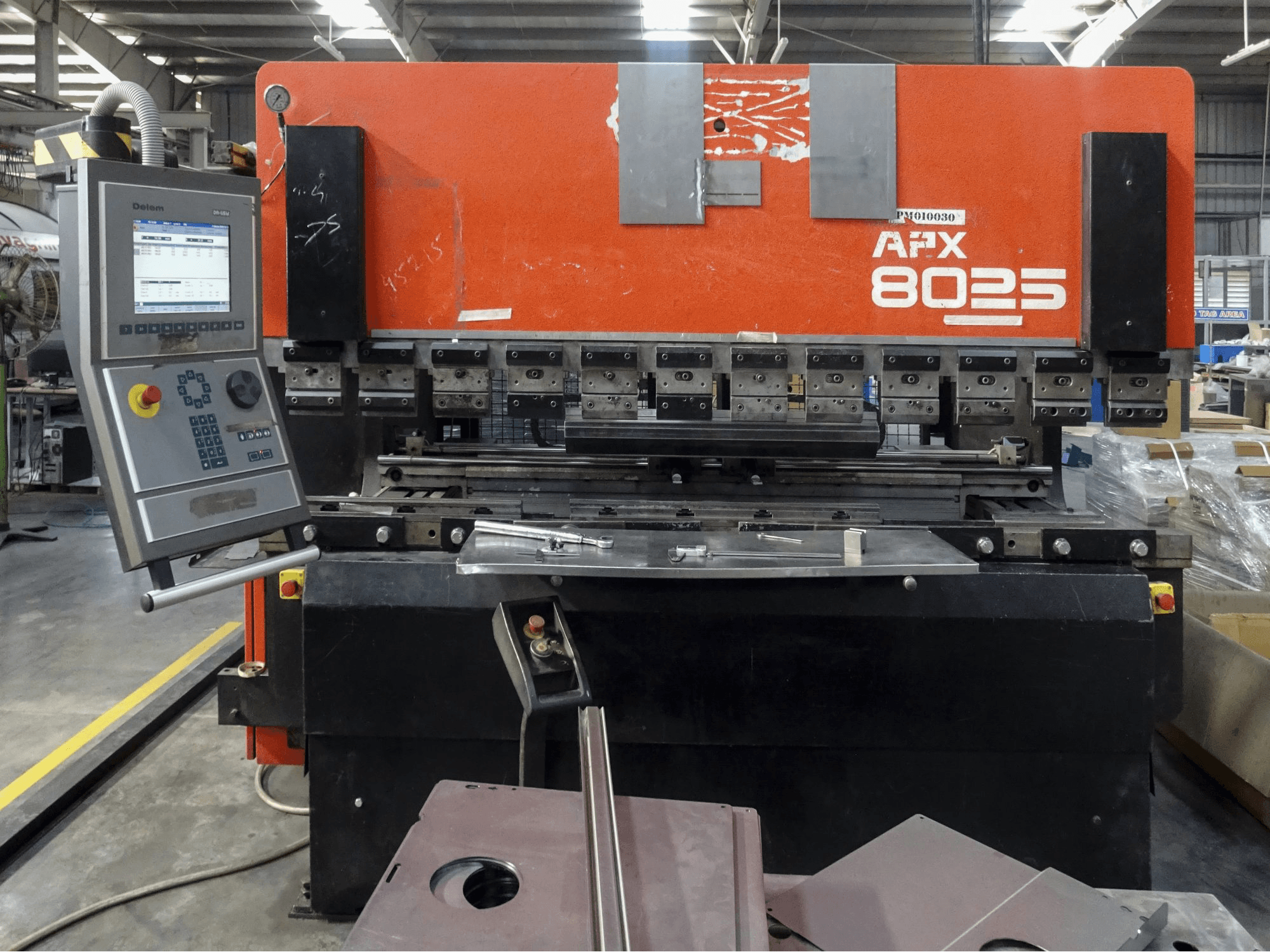 AMADA-maskinen framifrånAPX 8025