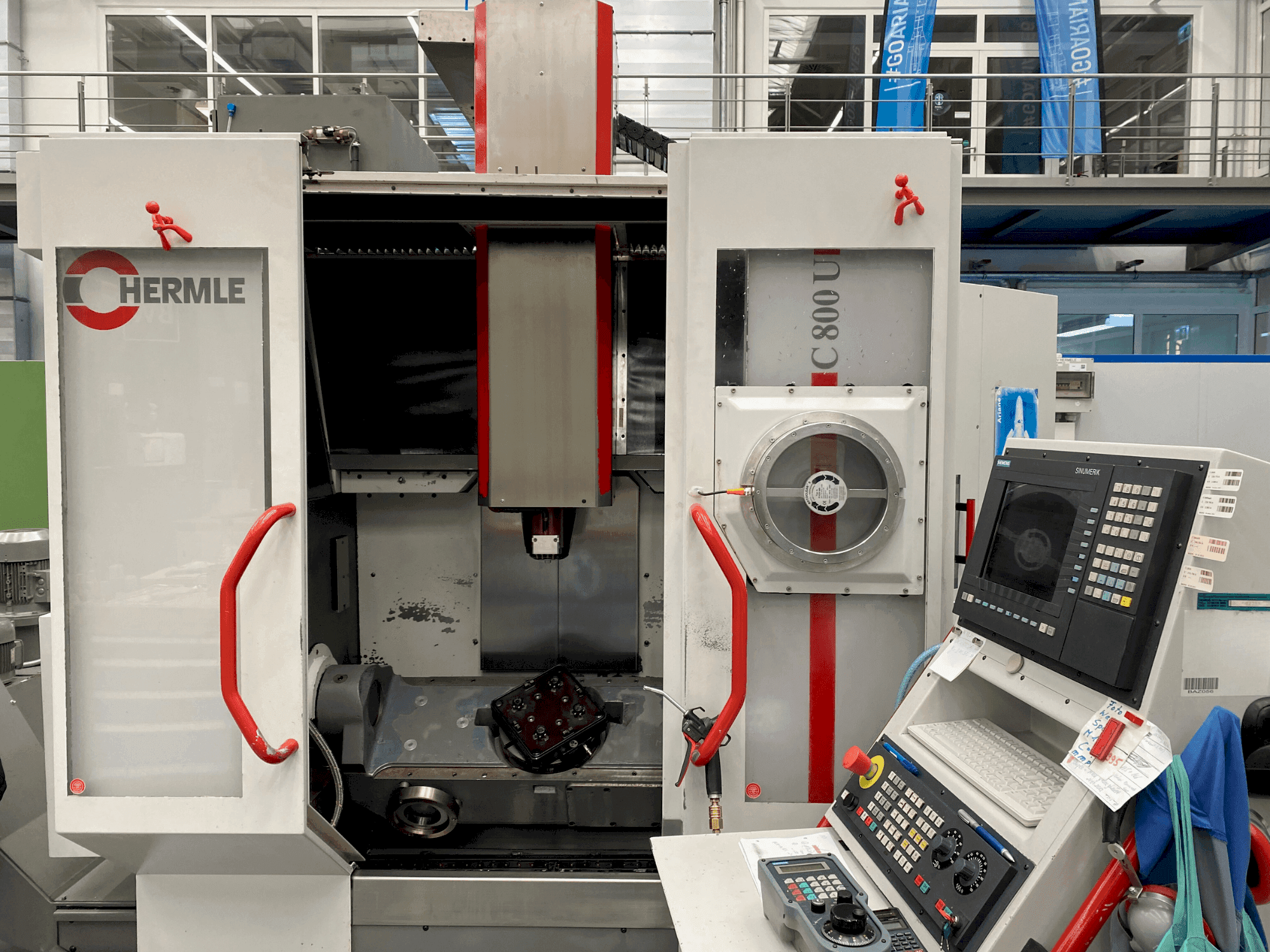 HERMLE C800 U-maskinen framifrån