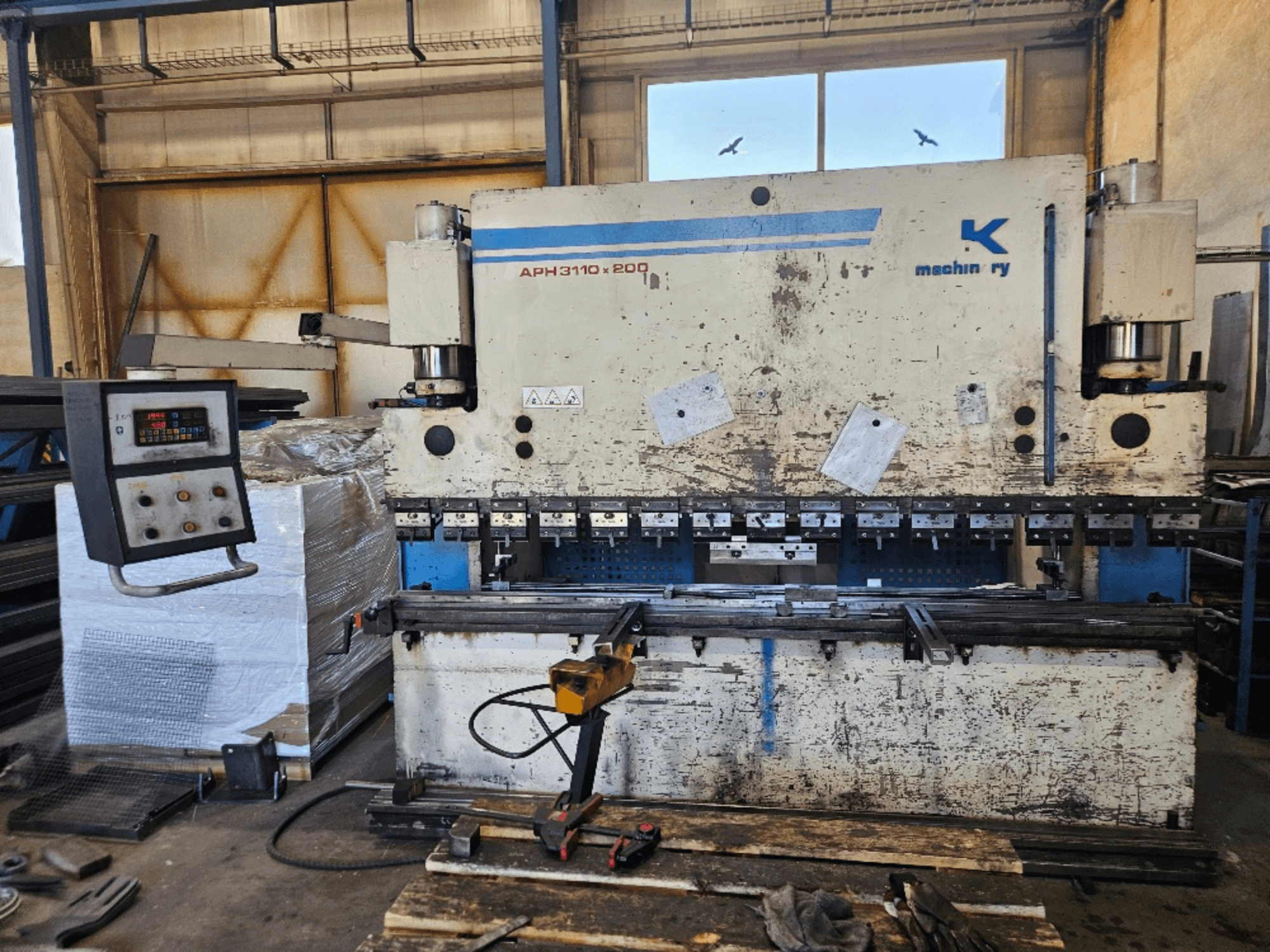 Baykal APH 3110x200 kantpress i en verkstad, framifrån, med kontrollpanel, plåtar och verktyg synliga.